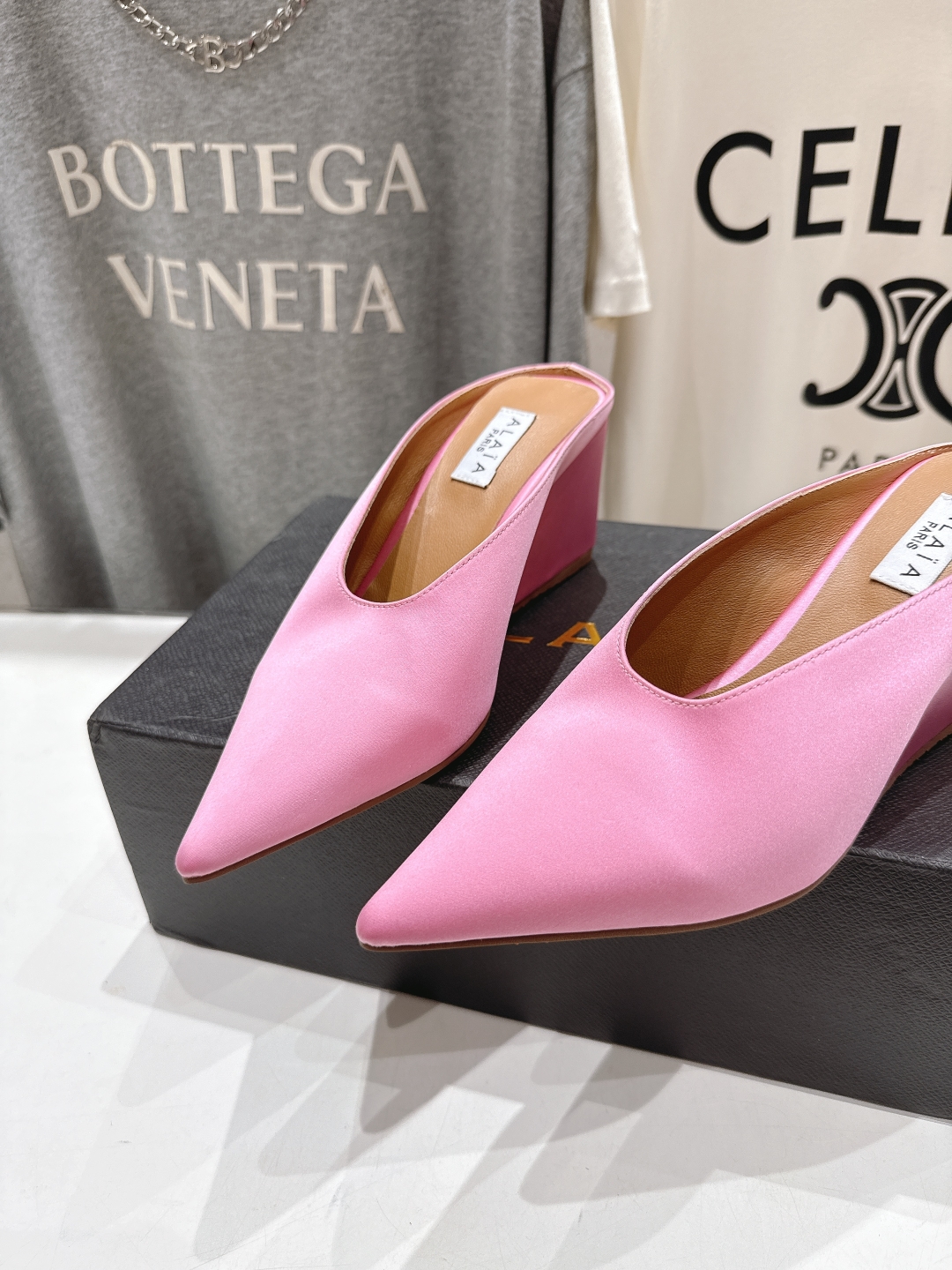 高版本出厂
「ALAiA」ALA 阿莱亚25ss/春夏·大热高跟尖头坡跟拖鞋
依然时髦高街的氛围感🖤🤍不