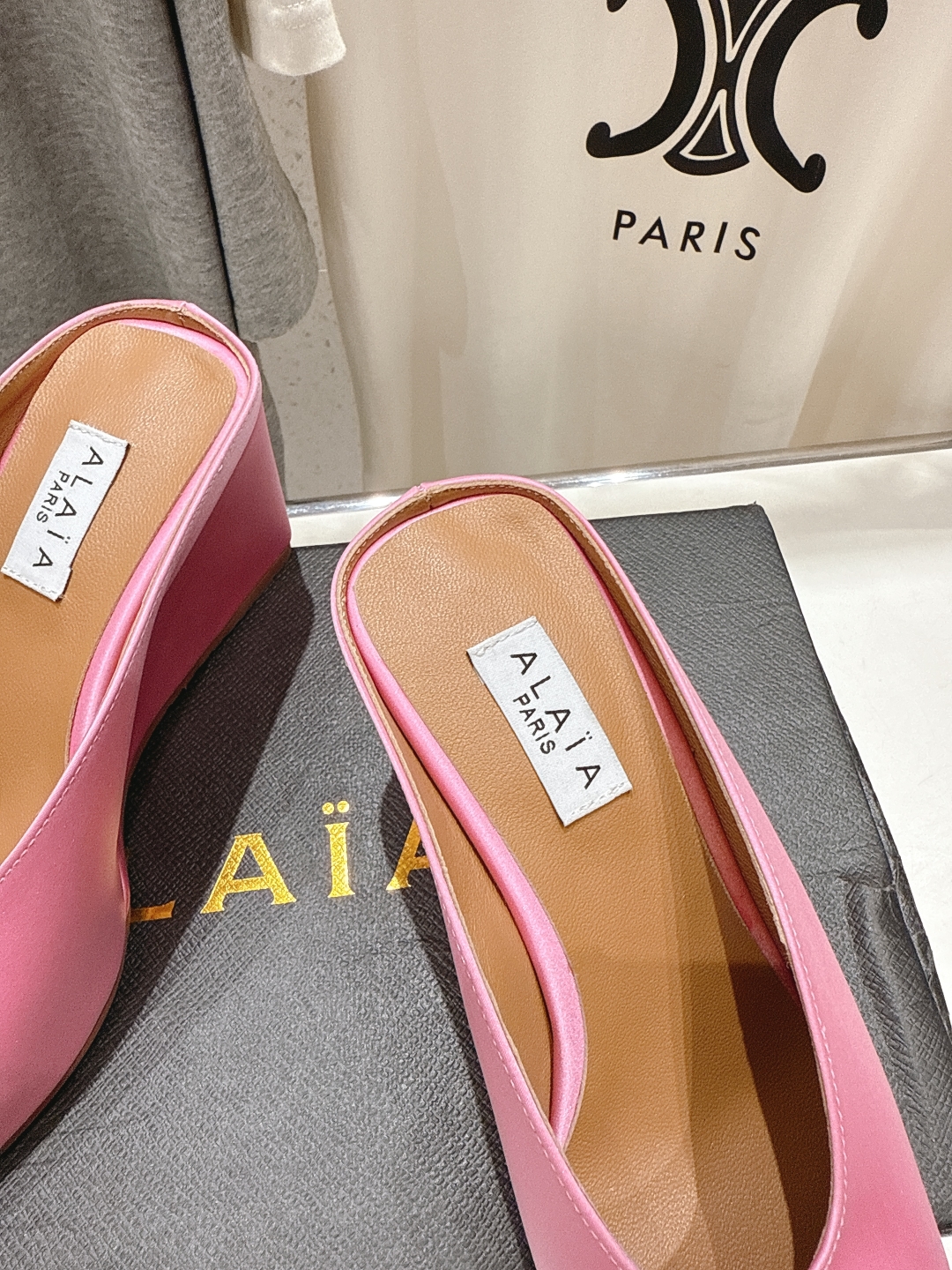 高版本出厂
「ALAiA」ALA 阿莱亚25ss/春夏·大热高跟尖头坡跟拖鞋
依然时髦高街的氛围感🖤🤍不
