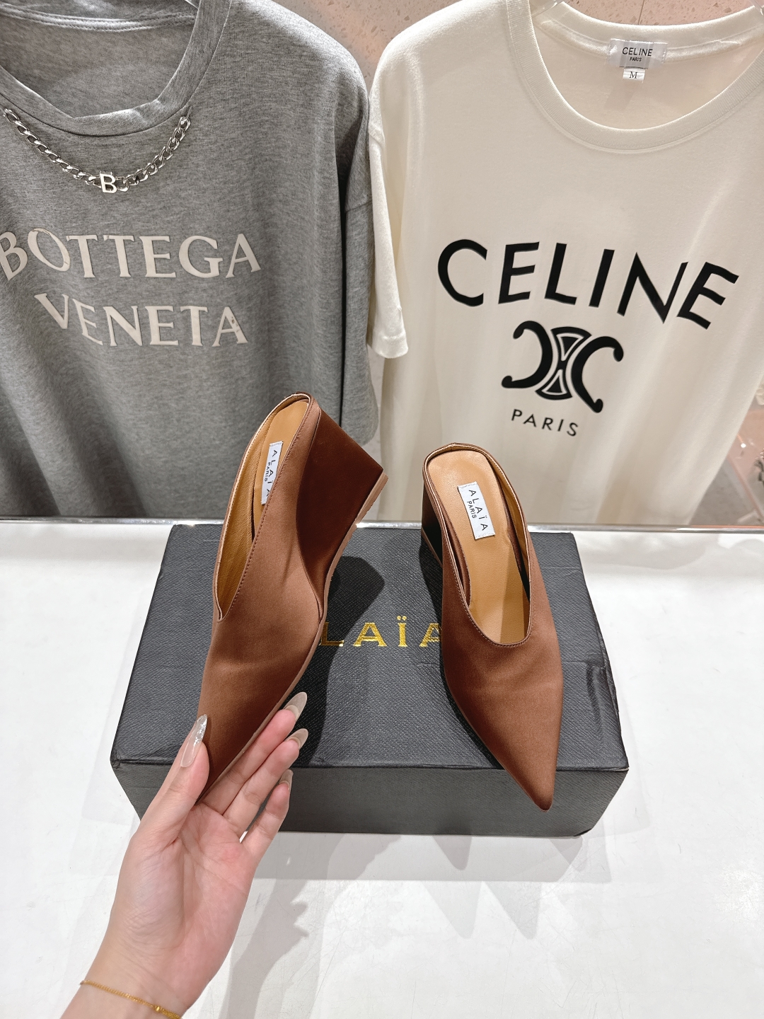 高版本出厂
「ALAiA」ALA 阿莱亚25ss/春夏·大热高跟尖头坡跟拖鞋
依然时髦高街的氛围感🖤🤍不
