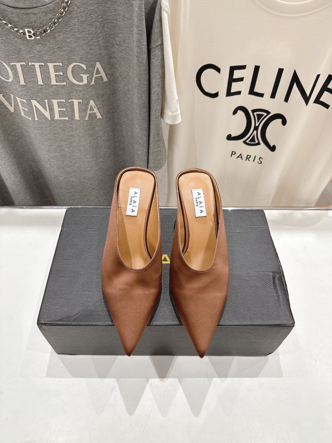 高版本出厂
「ALAiA」ALA 阿莱亚25ss/春夏·大热高跟尖头坡跟拖鞋
依然时髦高街的氛围感🖤🤍不