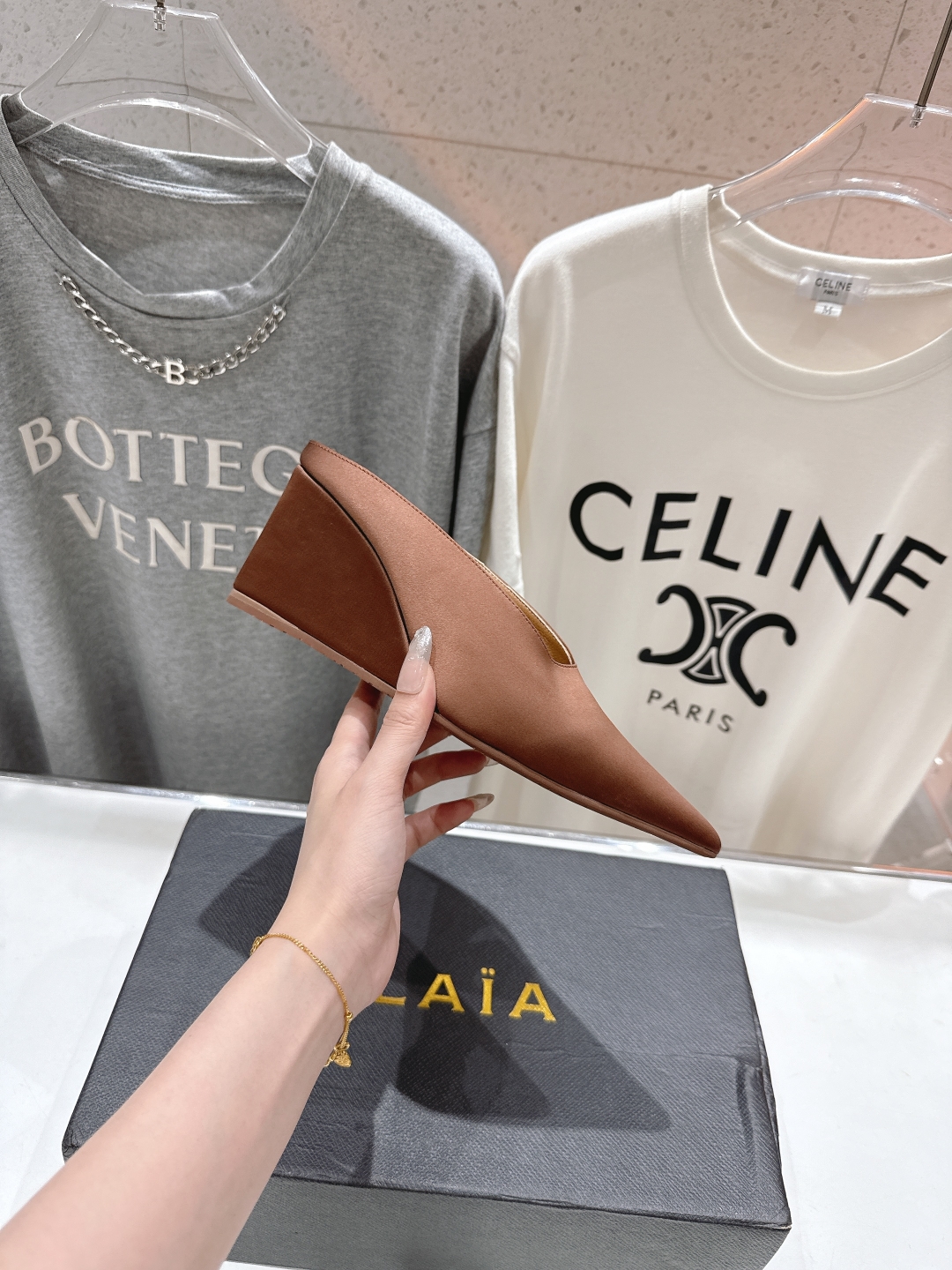 高版本出厂
「ALAiA」ALA 阿莱亚25ss/春夏·大热高跟尖头坡跟拖鞋
依然时髦高街的氛围感🖤🤍不