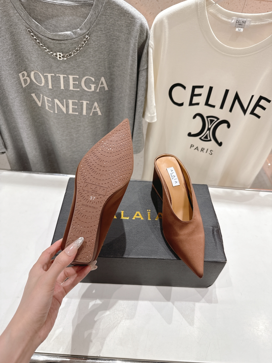 高版本出厂
「ALAiA」ALA 阿莱亚25ss/春夏·大热高跟尖头坡跟拖鞋
依然时髦高街的氛围感🖤🤍不