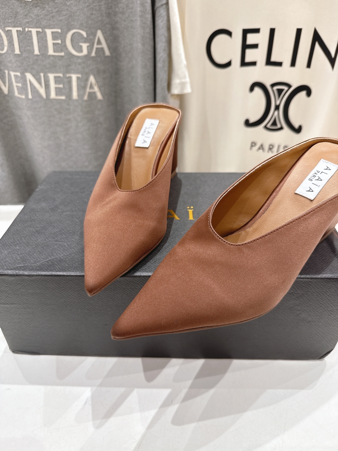 高版本出厂
「ALAiA」ALA 阿莱亚25ss/春夏·大热高跟尖头坡跟拖鞋
依然时髦高街的氛围感🖤🤍不