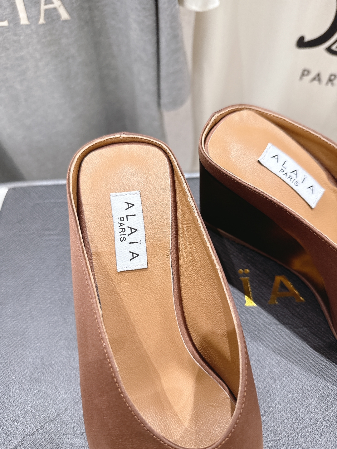 高版本出厂
「ALAiA」ALA 阿莱亚25ss/春夏·大热高跟尖头坡跟拖鞋
依然时髦高街的氛围感🖤🤍不