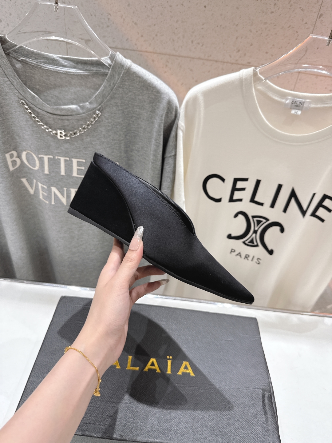 高版本出厂
「ALAiA」ALA 阿莱亚25ss/春夏·大热高跟尖头坡跟拖鞋
依然时髦高街的氛围感🖤🤍不