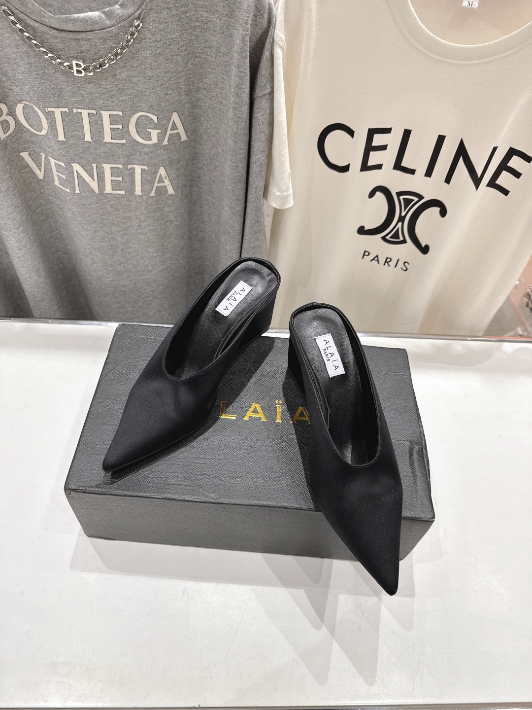 高版本出厂
「ALAiA」ALA 阿莱亚25ss/春夏·大热高跟尖头坡跟拖鞋
依然时髦高街的氛围感🖤🤍不