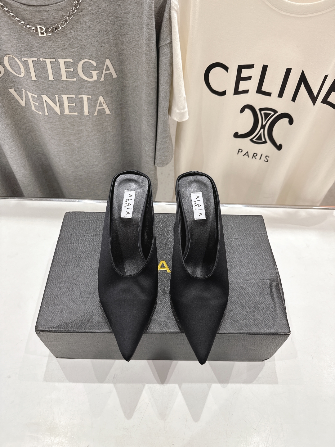 高版本出厂
「ALAiA」ALA 阿莱亚25ss/春夏·大热高跟尖头坡跟拖鞋
依然时髦高街的氛围感🖤🤍不