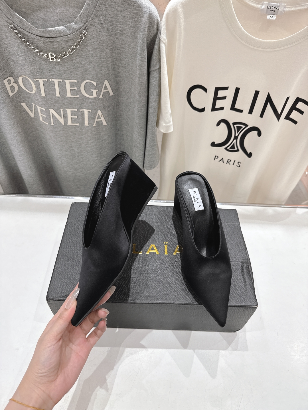 高版本出厂
「ALAiA」ALA 阿莱亚25ss/春夏·大热高跟尖头坡跟拖鞋
依然时髦高街的氛围感🖤🤍不