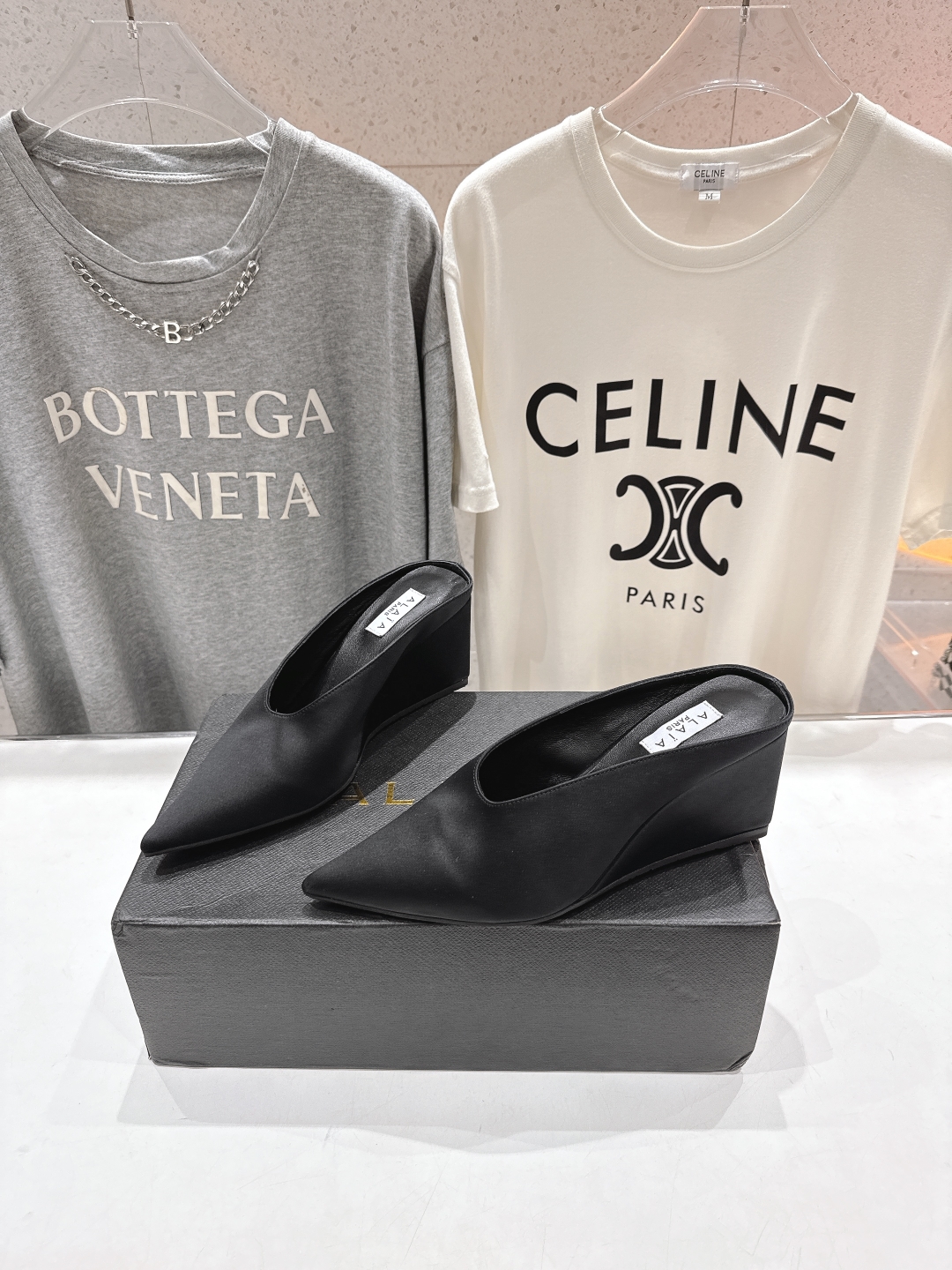 高版本出厂
「ALAiA」ALA 阿莱亚25ss/春夏·大热高跟尖头坡跟拖鞋
依然时髦高街的氛围感🖤🤍不