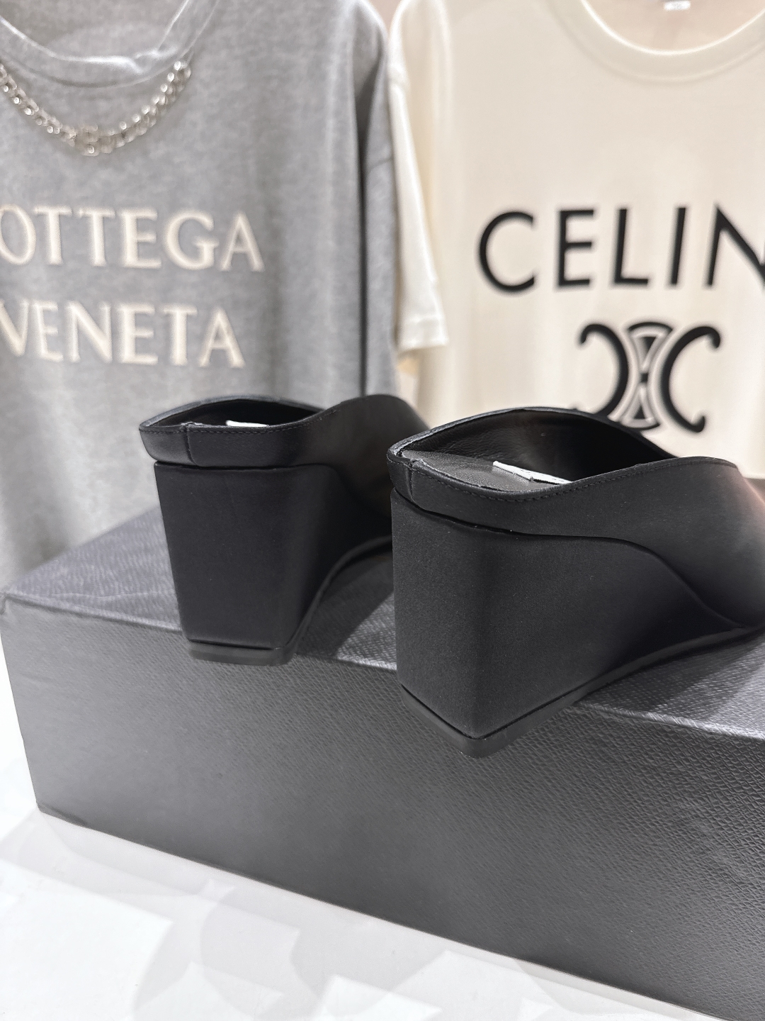 高版本出厂
「ALAiA」ALA 阿莱亚25ss/春夏·大热高跟尖头坡跟拖鞋
依然时髦高街的氛围感🖤🤍不
