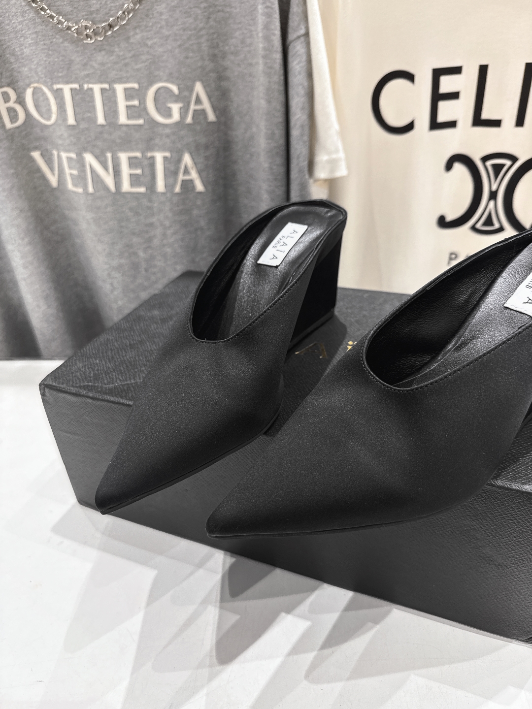 高版本出厂
「ALAiA」ALA 阿莱亚25ss/春夏·大热高跟尖头坡跟拖鞋
依然时髦高街的氛围感🖤🤍不