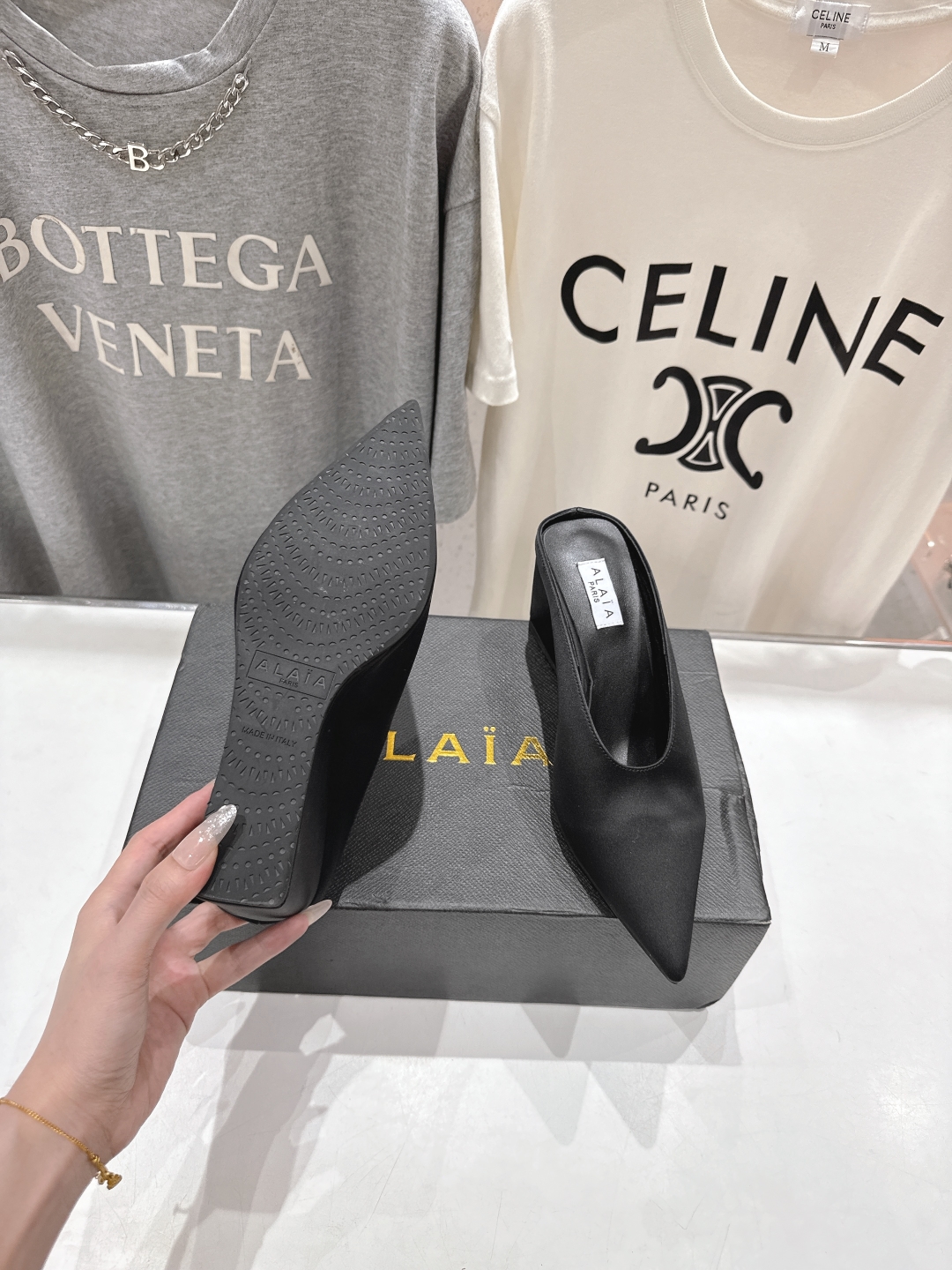 高版本出厂
「ALAiA」ALA 阿莱亚25ss/春夏·大热高跟尖头坡跟拖鞋
依然时髦高街的氛围感🖤🤍不