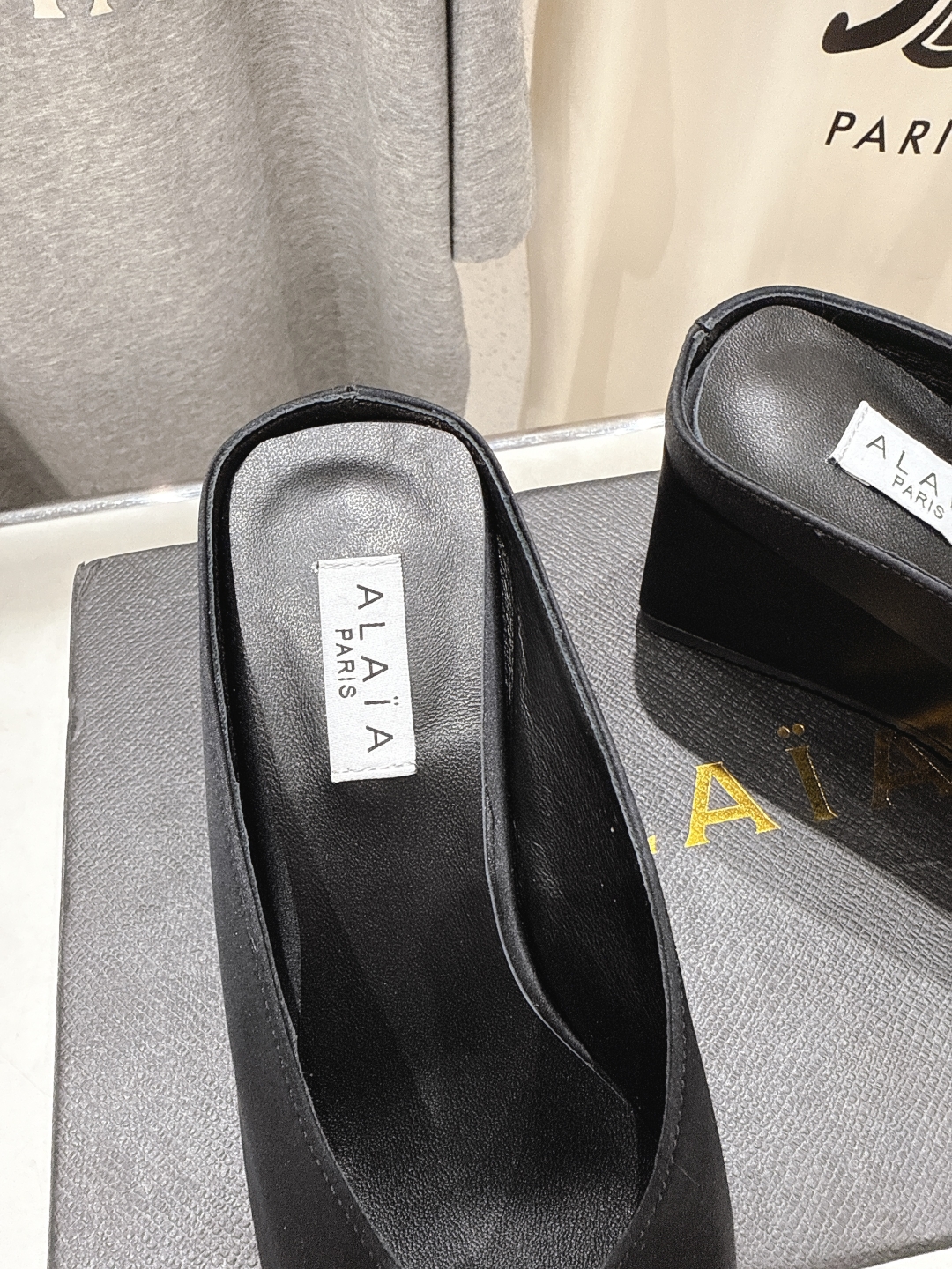 高版本出厂
「ALAiA」ALA 阿莱亚25ss/春夏·大热高跟尖头坡跟拖鞋
依然时髦高街的氛围感🖤🤍不