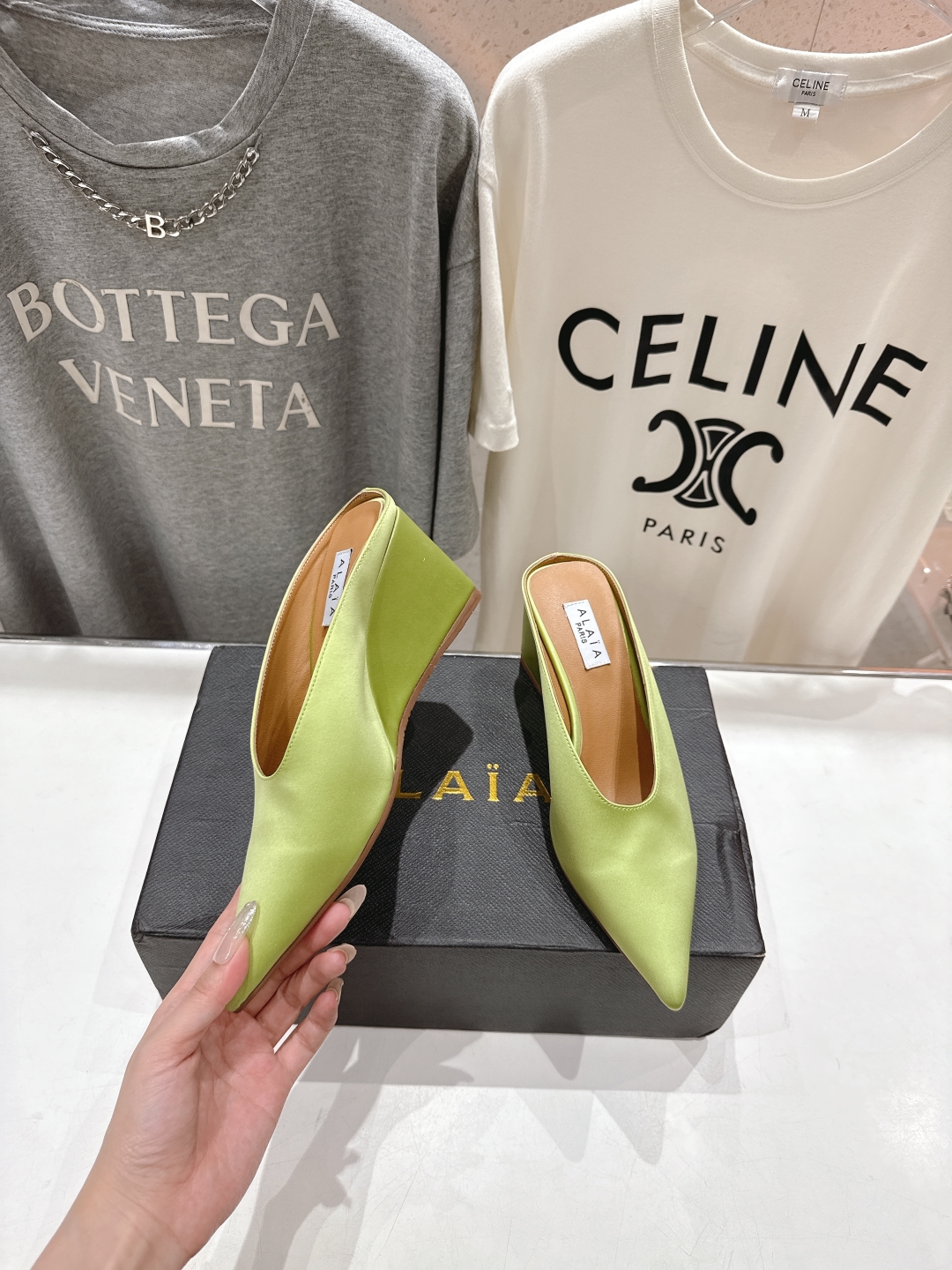 高版本出厂
「ALAiA」ALA 阿莱亚25ss/春夏·大热高跟尖头坡跟拖鞋
依然时髦高街的氛围感🖤🤍不