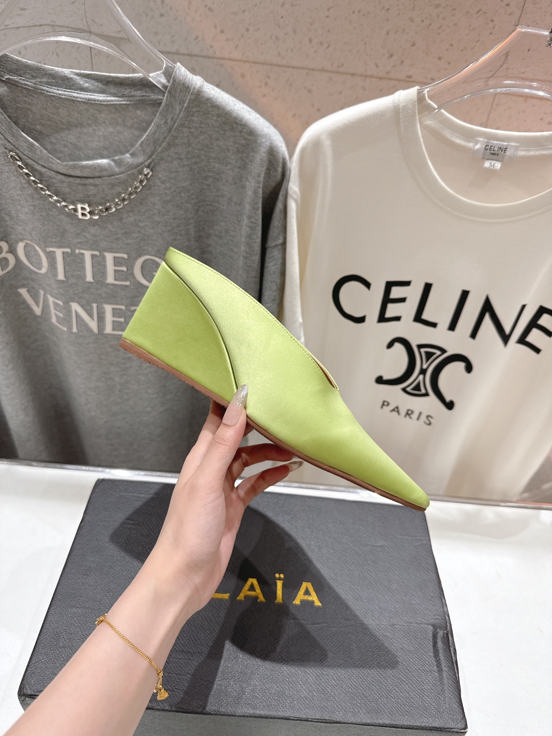 高版本出厂
「ALAiA」ALA 阿莱亚25ss/春夏·大热高跟尖头坡跟拖鞋
依然时髦高街的氛围感🖤🤍不