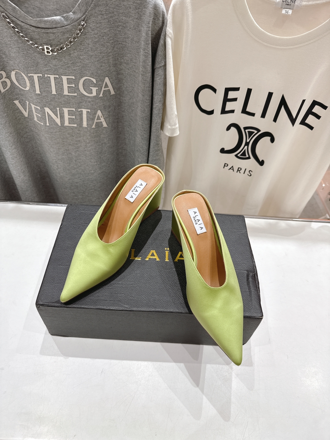 高版本出厂
「ALAiA」ALA 阿莱亚25ss/春夏·大热高跟尖头坡跟拖鞋
依然时髦高街的氛围感🖤🤍不