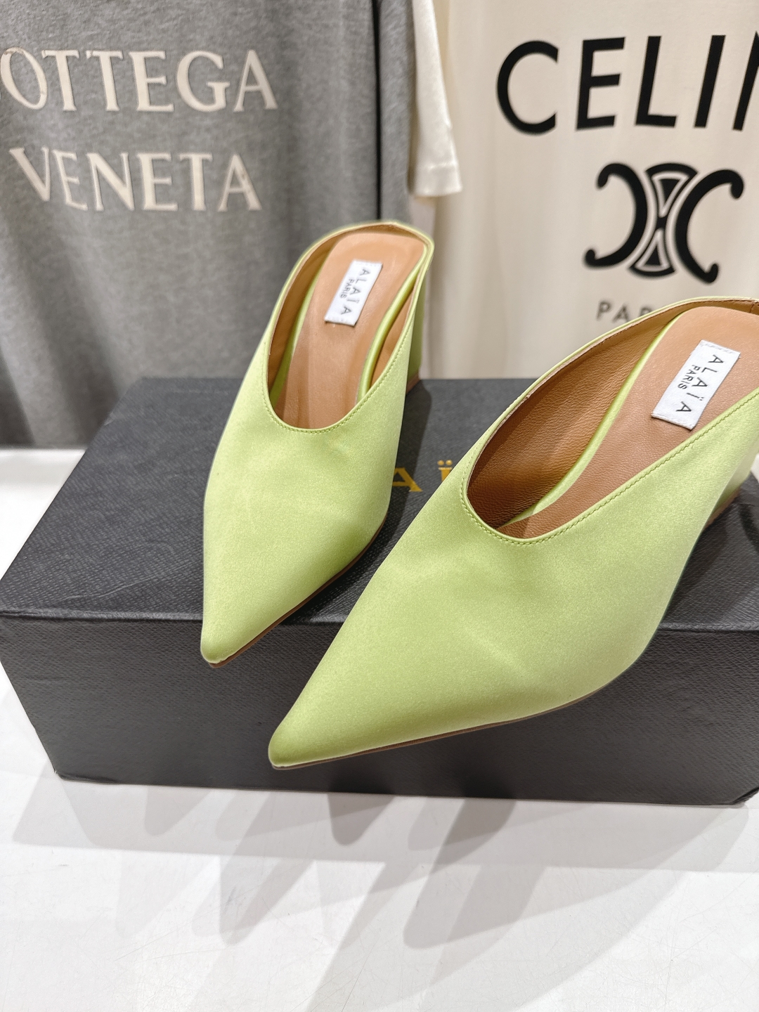 高版本出厂
「ALAiA」ALA 阿莱亚25ss/春夏·大热高跟尖头坡跟拖鞋
依然时髦高街的氛围感🖤🤍不