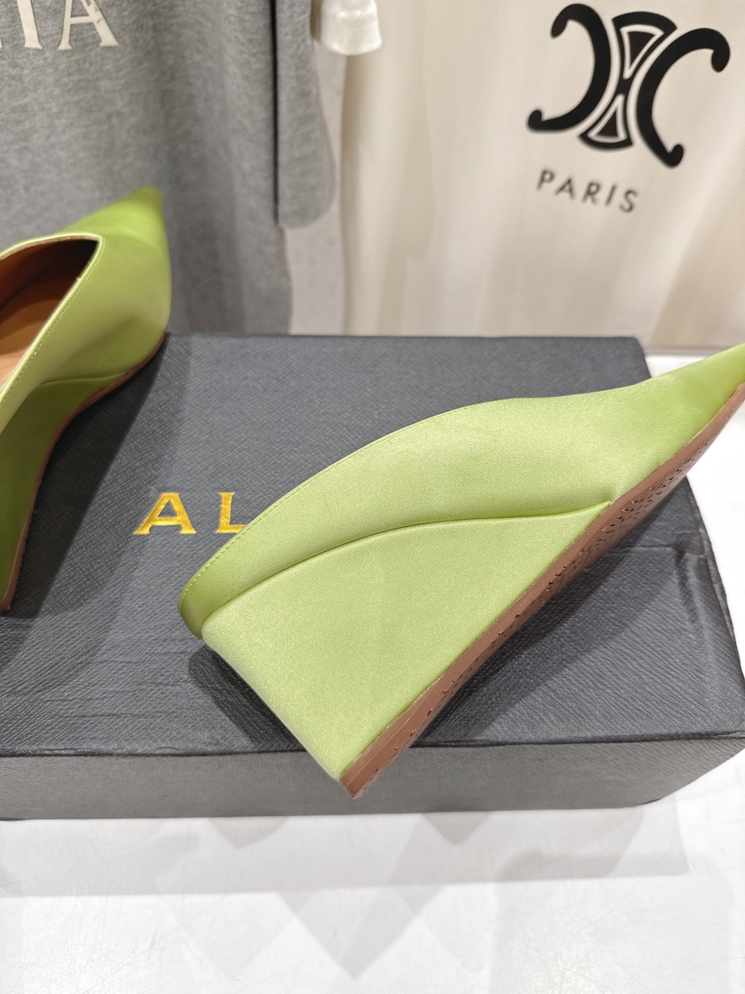 高版本出厂
「ALAiA」ALA 阿莱亚25ss/春夏·大热高跟尖头坡跟拖鞋
依然时髦高街的氛围感🖤🤍不