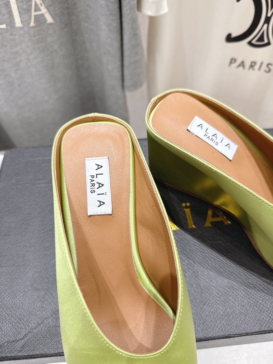 高版本出厂
「ALAiA」ALA 阿莱亚25ss/春夏·大热高跟尖头坡跟拖鞋
依然时髦高街的氛围感🖤🤍不