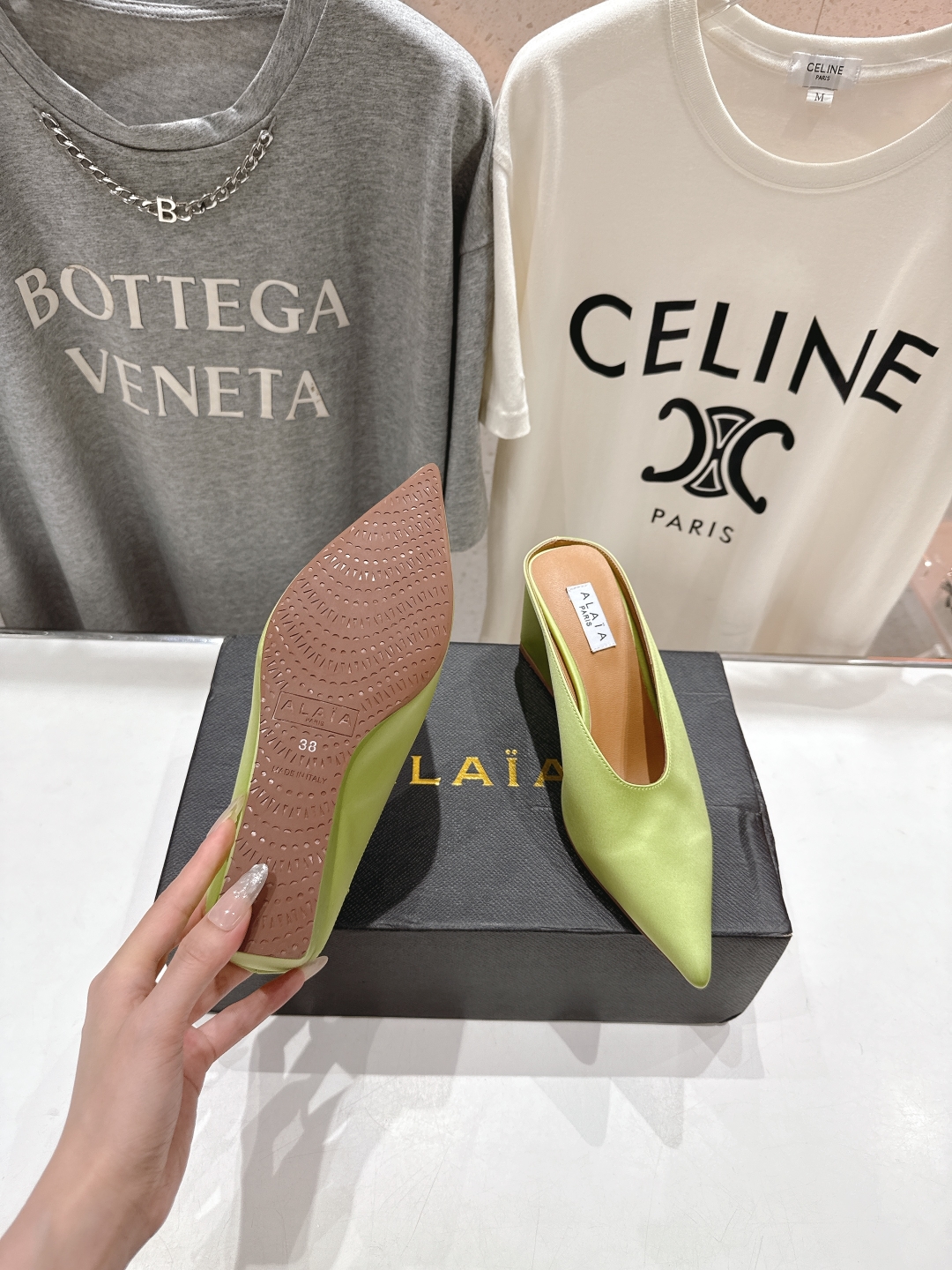 高版本出厂
「ALAiA」ALA 阿莱亚25ss/春夏·大热高跟尖头坡跟拖鞋
依然时髦高街的氛围感🖤🤍不