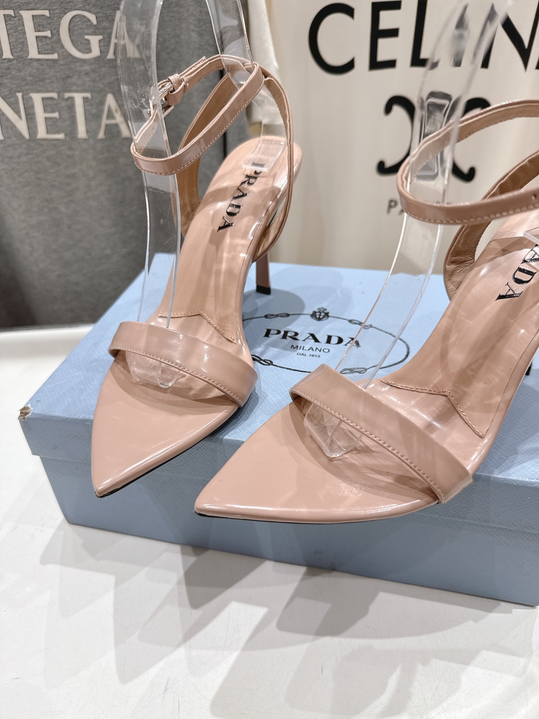 高版本出厂
 PRADA* 普拉达P家25ss春夏新品玛丽珍尖头高跟凉鞋
原版购入11开发，细节完美，上