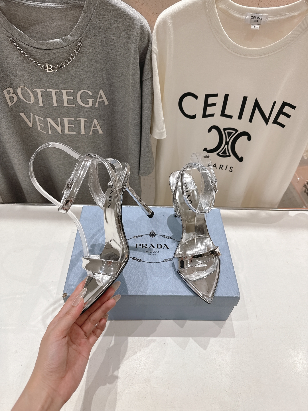 高版本出厂
 PRADA* 普拉达P家25ss春夏新品玛丽珍尖头高跟凉鞋
原版购入11开发，细节完美，上