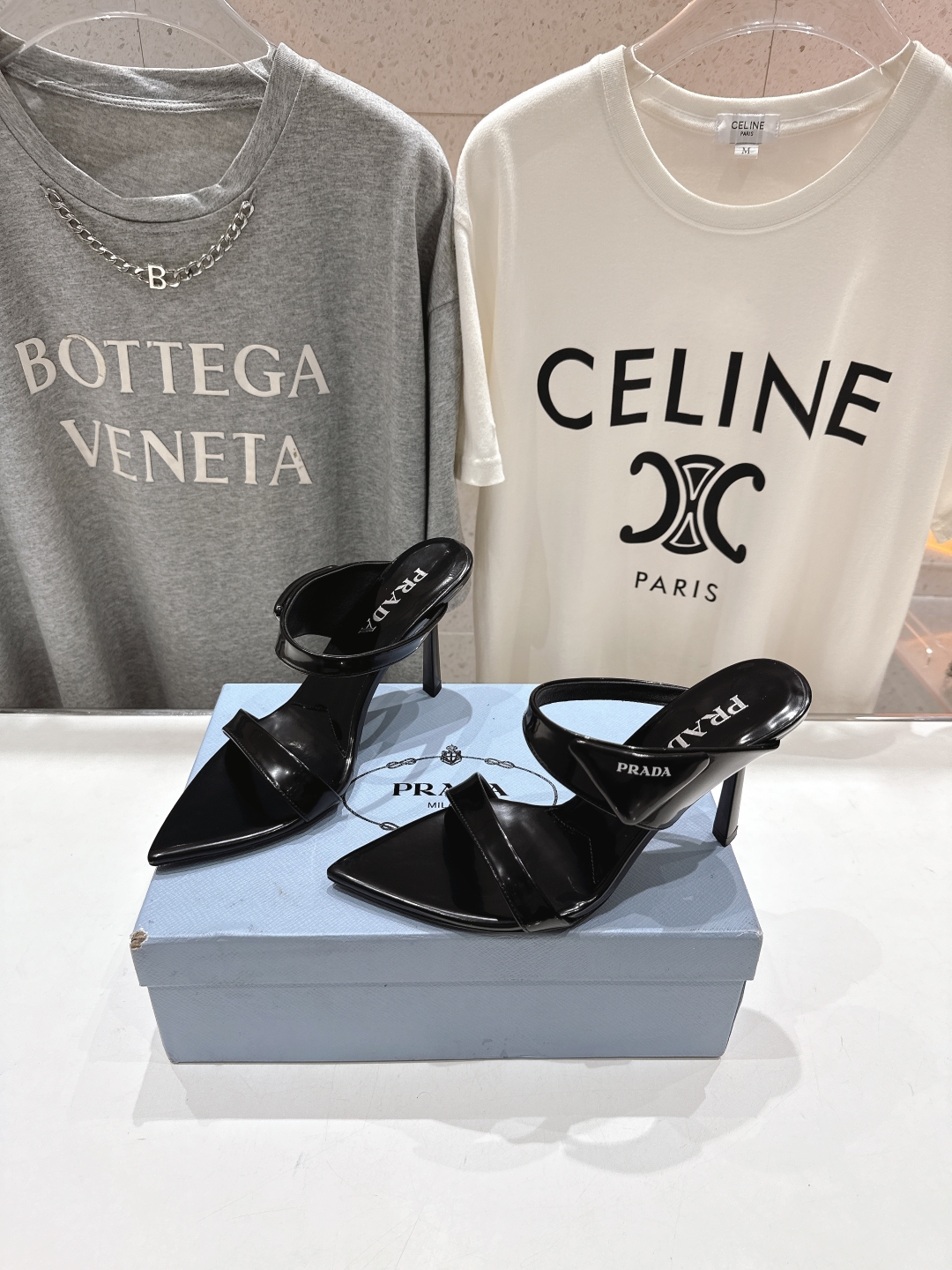 高版本出厂
 PRADA* 普拉达P家25ss春夏新品玛丽珍尖头高跟拖鞋凉鞋
原版购入11开发，细节完美