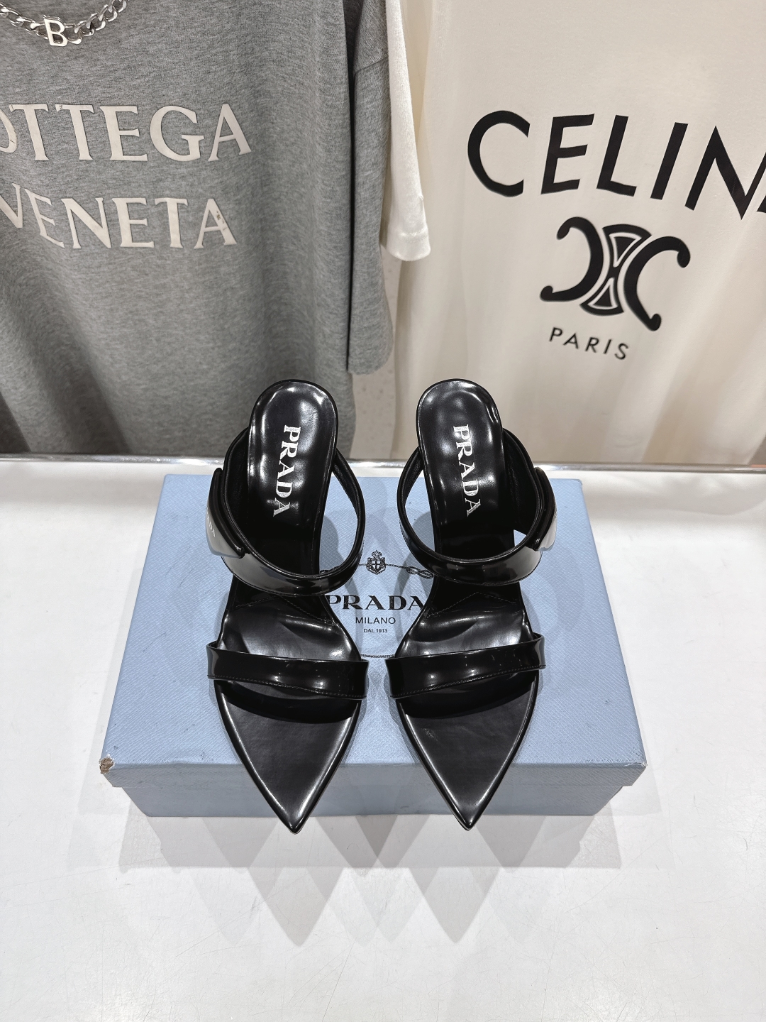高版本出厂
 PRADA* 普拉达P家25ss春夏新品玛丽珍尖头高跟拖鞋凉鞋
原版购入11开发，细节完美