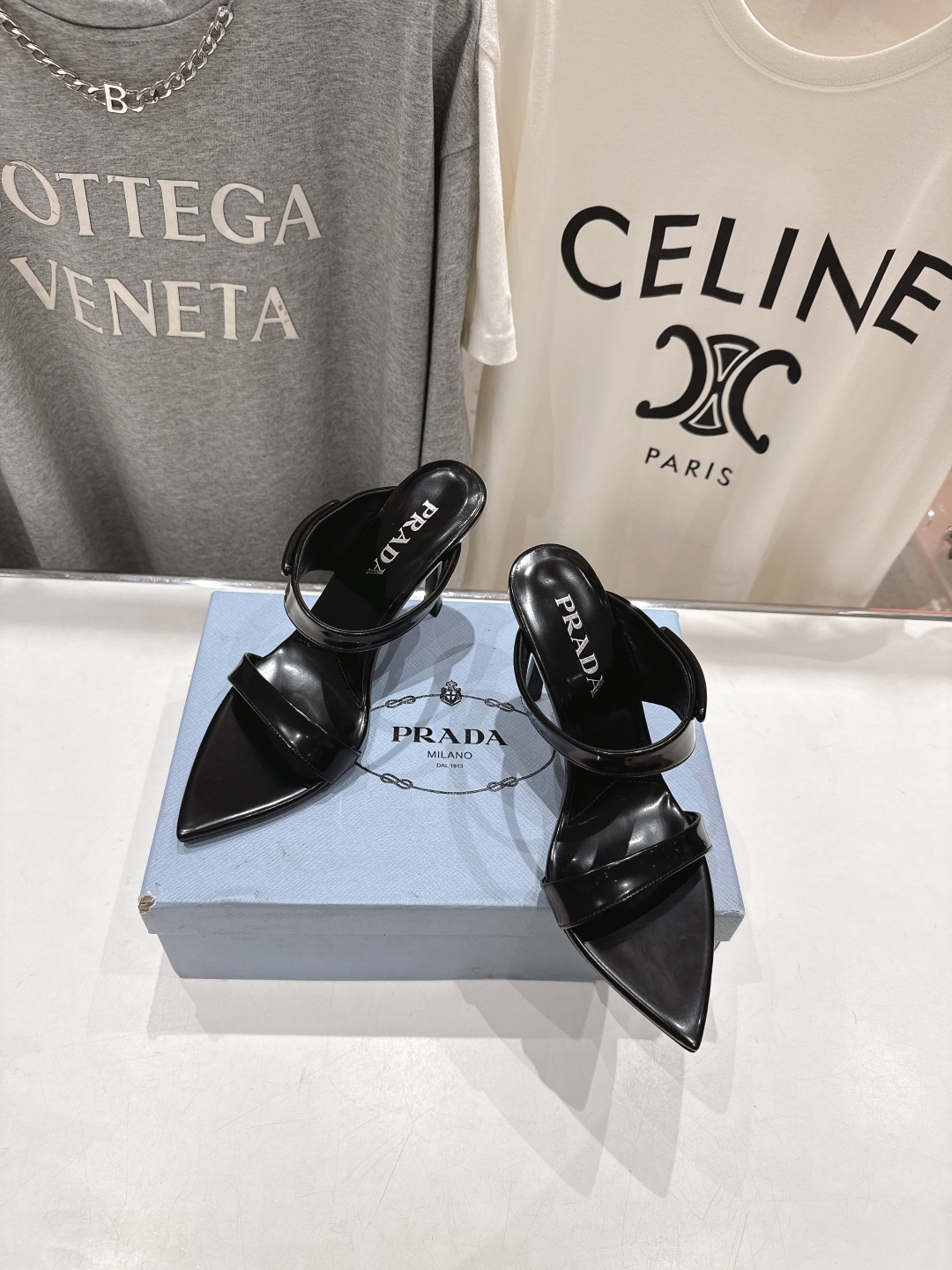 高版本出厂
 PRADA* 普拉达P家25ss春夏新品玛丽珍尖头高跟拖鞋凉鞋
原版购入11开发，细节完美
