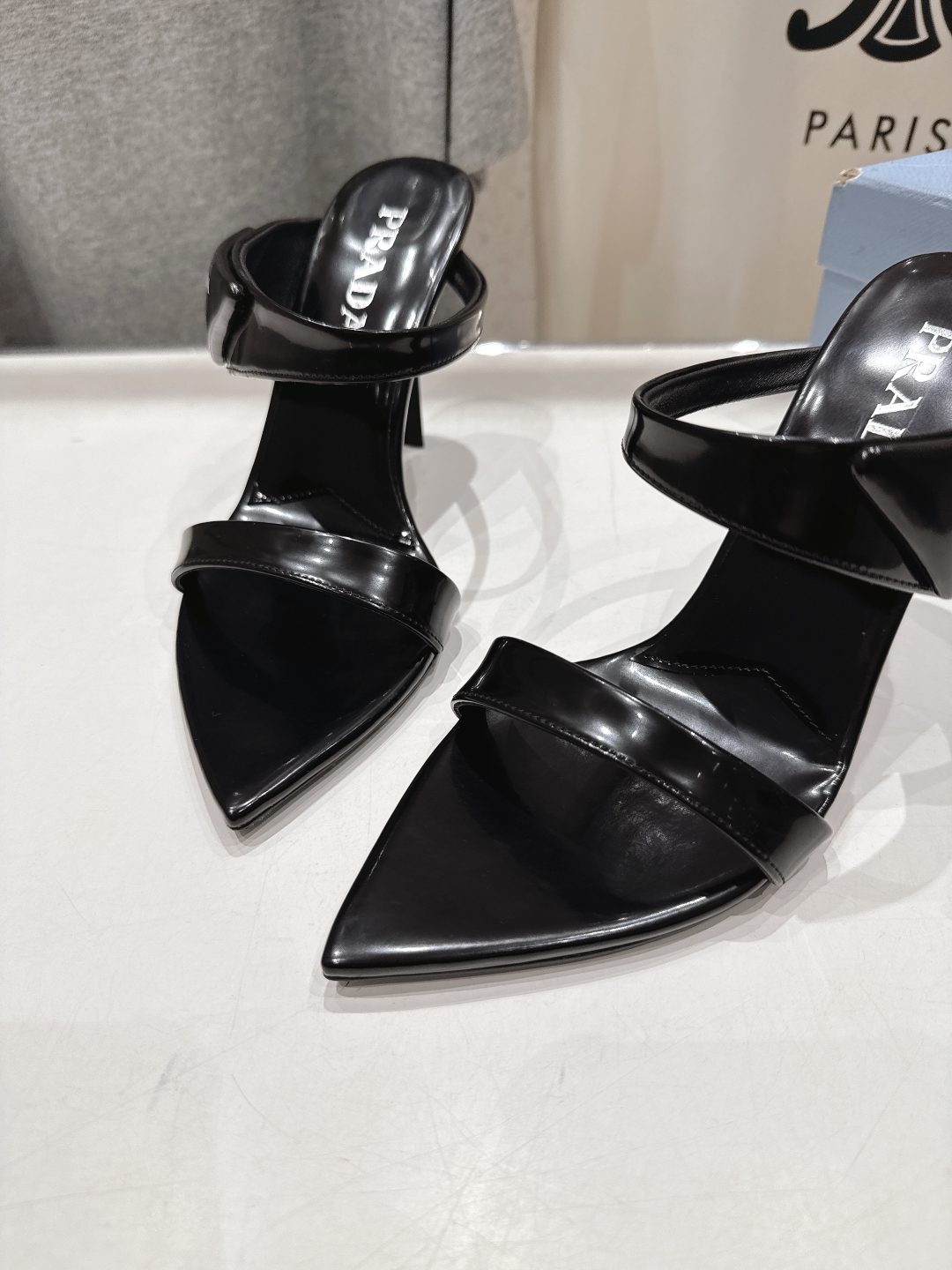 高版本出厂
 PRADA* 普拉达P家25ss春夏新品玛丽珍尖头高跟拖鞋凉鞋
原版购入11开发，细节完美