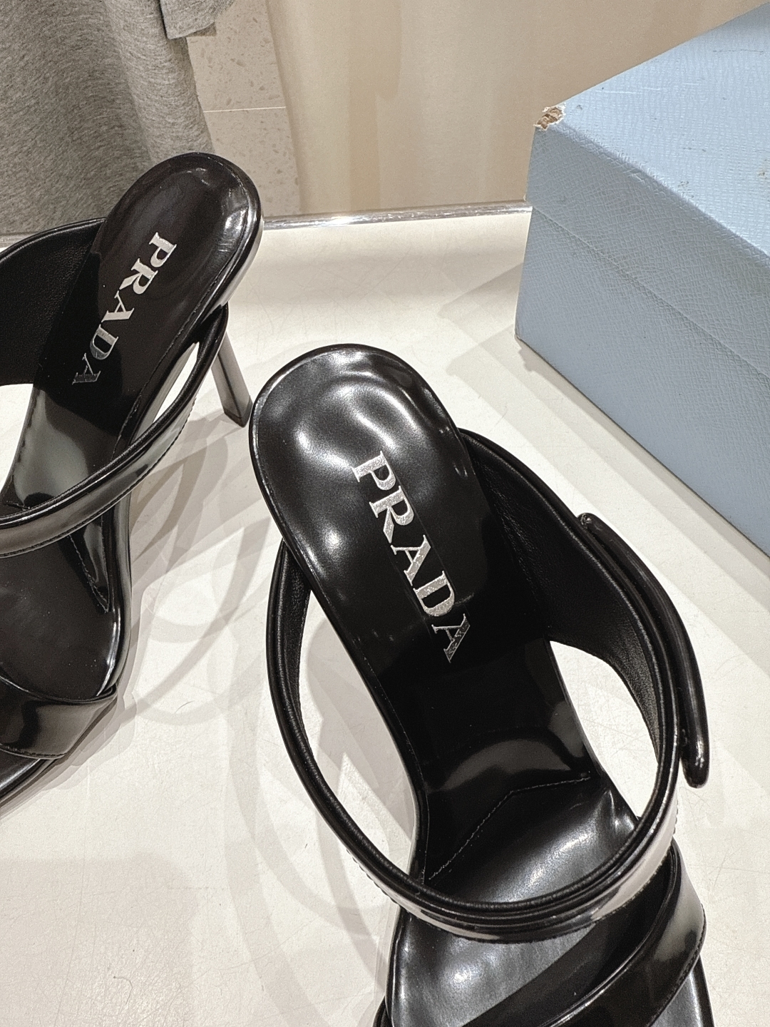 高版本出厂
 PRADA* 普拉达P家25ss春夏新品玛丽珍尖头高跟拖鞋凉鞋
原版购入11开发，细节完美