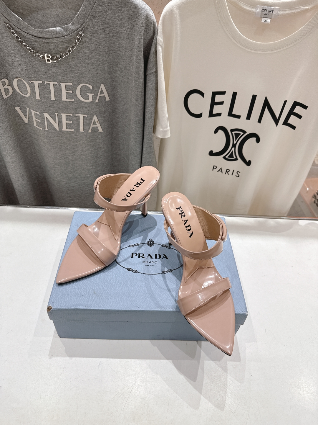 高版本出厂
 PRADA* 普拉达P家25ss春夏新品玛丽珍尖头高跟拖鞋凉鞋
原版购入11开发，细节完美