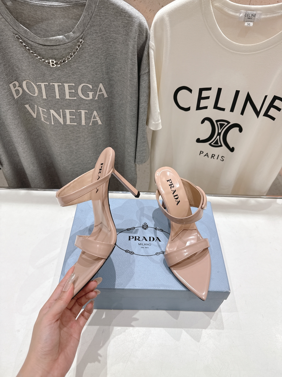 高版本出厂
 PRADA* 普拉达P家25ss春夏新品玛丽珍尖头高跟拖鞋凉鞋
原版购入11开发，细节完美