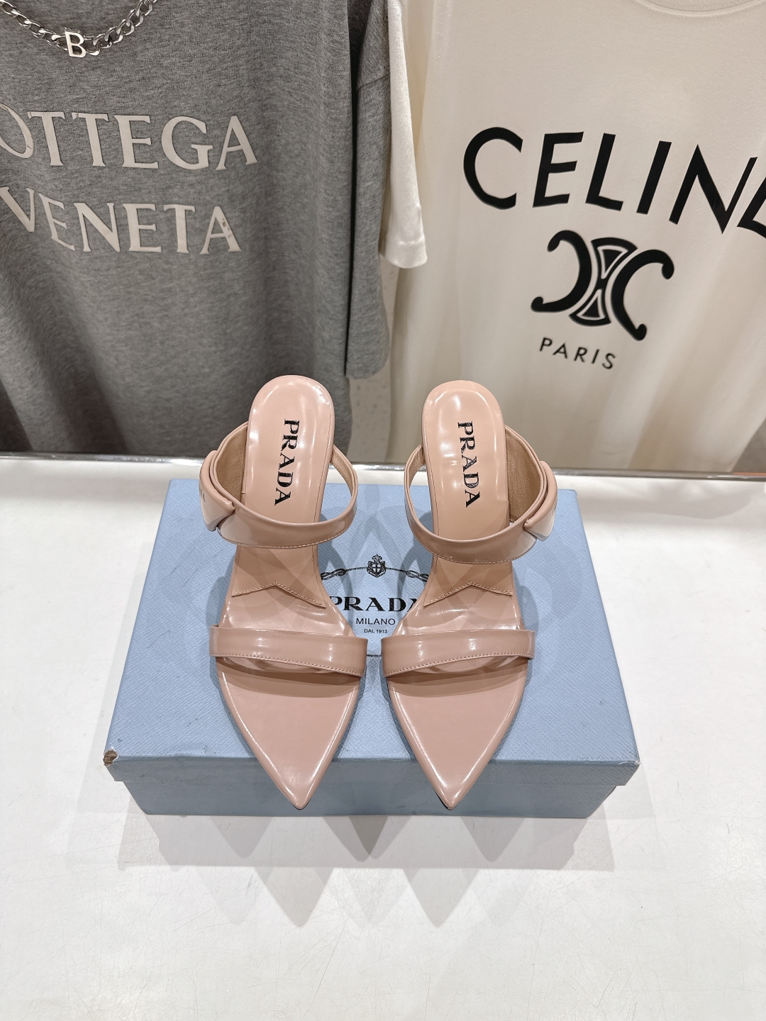 高版本出厂
 PRADA* 普拉达P家25ss春夏新品玛丽珍尖头高跟拖鞋凉鞋
原版购入11开发，细节完美
