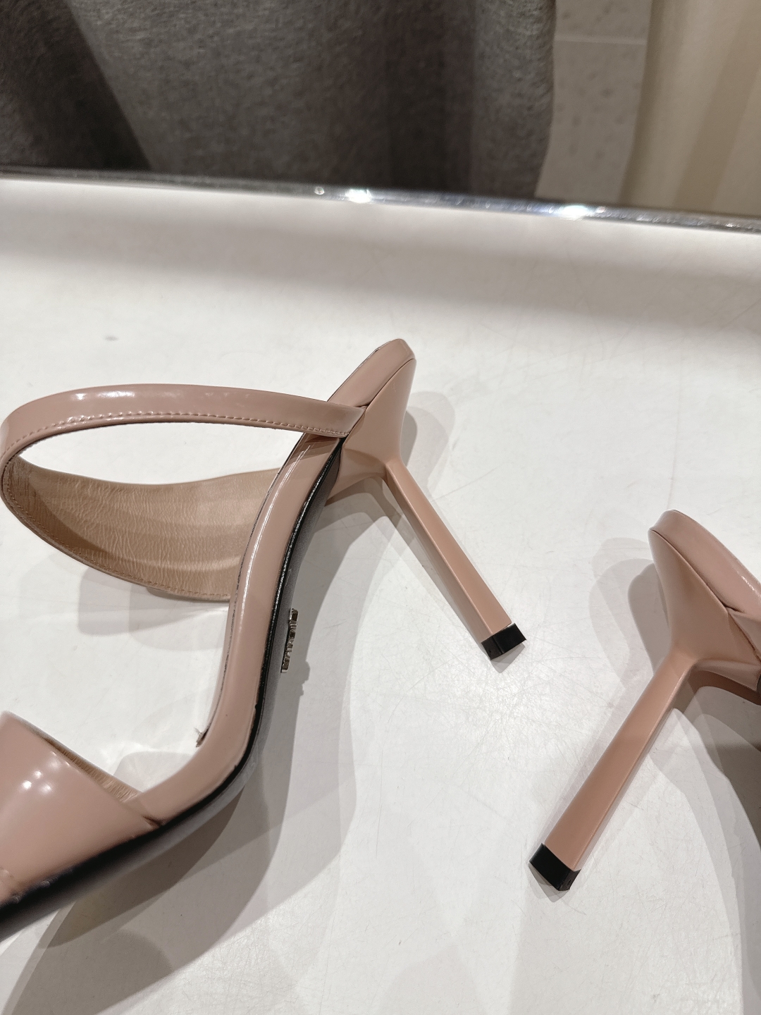 高版本出厂
 PRADA* 普拉达P家25ss春夏新品玛丽珍尖头高跟拖鞋凉鞋
原版购入11开发，细节完美