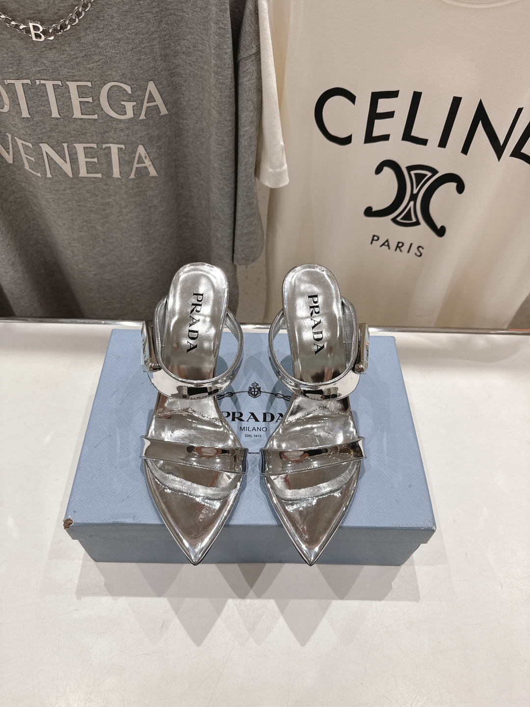 高版本出厂
 PRADA* 普拉达P家25ss春夏新品玛丽珍尖头高跟拖鞋凉鞋
原版购入11开发，细节完美