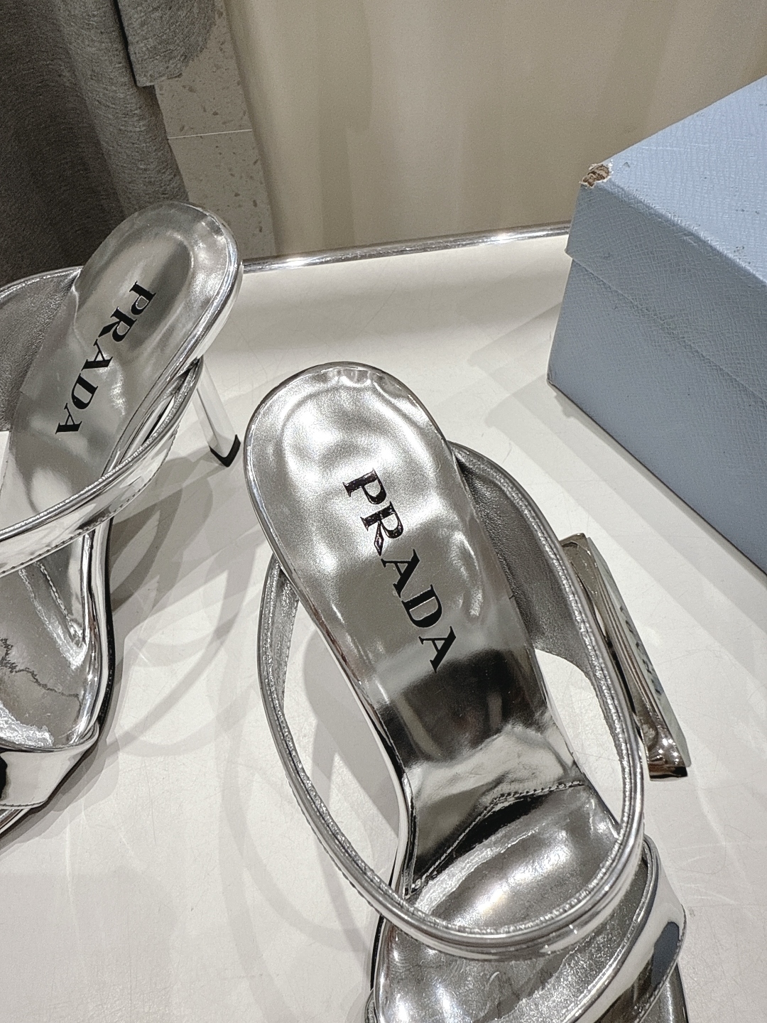 高版本出厂
 PRADA* 普拉达P家25ss春夏新品玛丽珍尖头高跟拖鞋凉鞋
原版购入11开发，细节完美