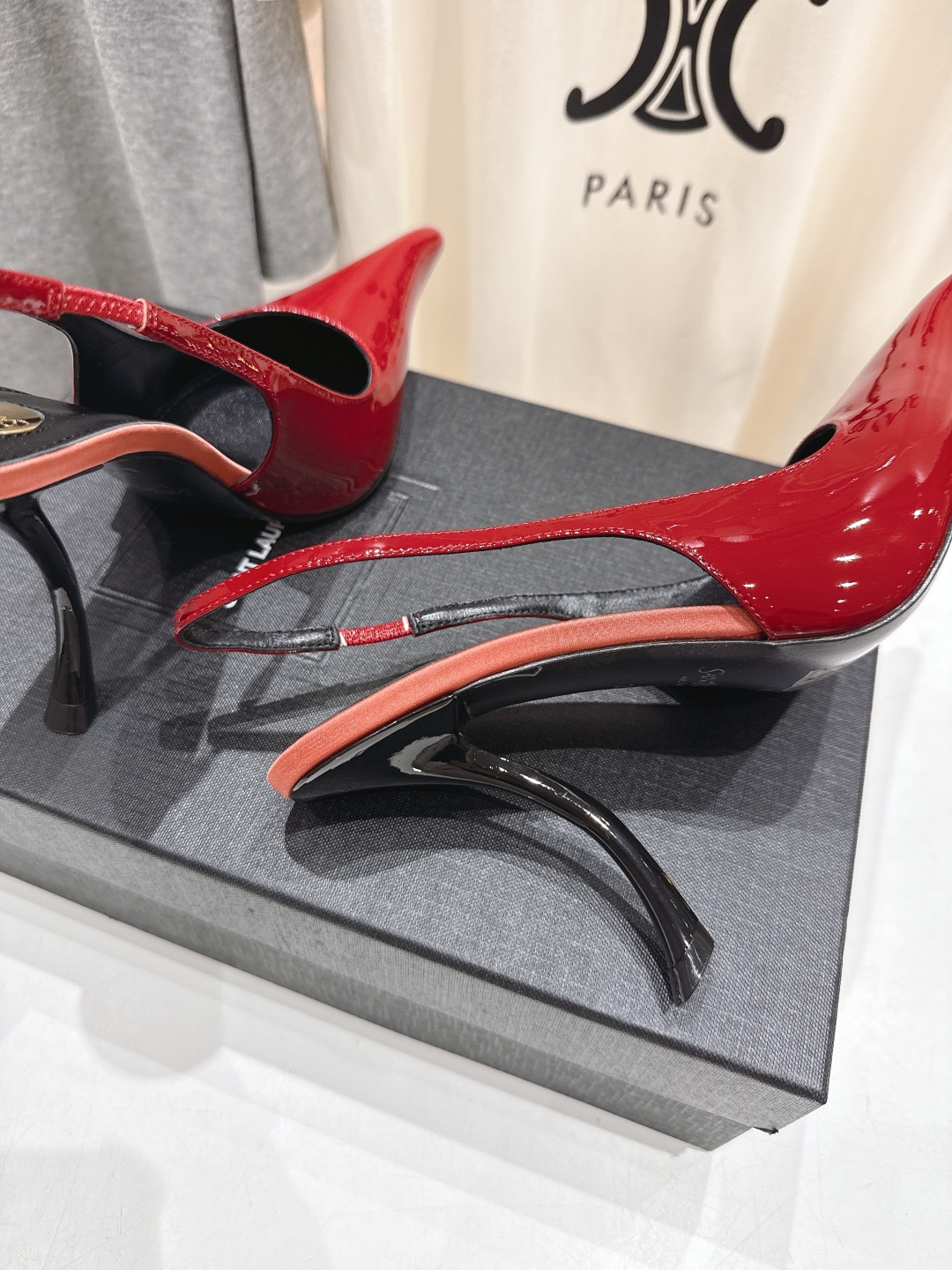 高版本出厂
「SAINT LAUREN*」圣罗兰ysl 25/春夏全新走秀高跟鞋·全新鞋型配上圣罗兰标志