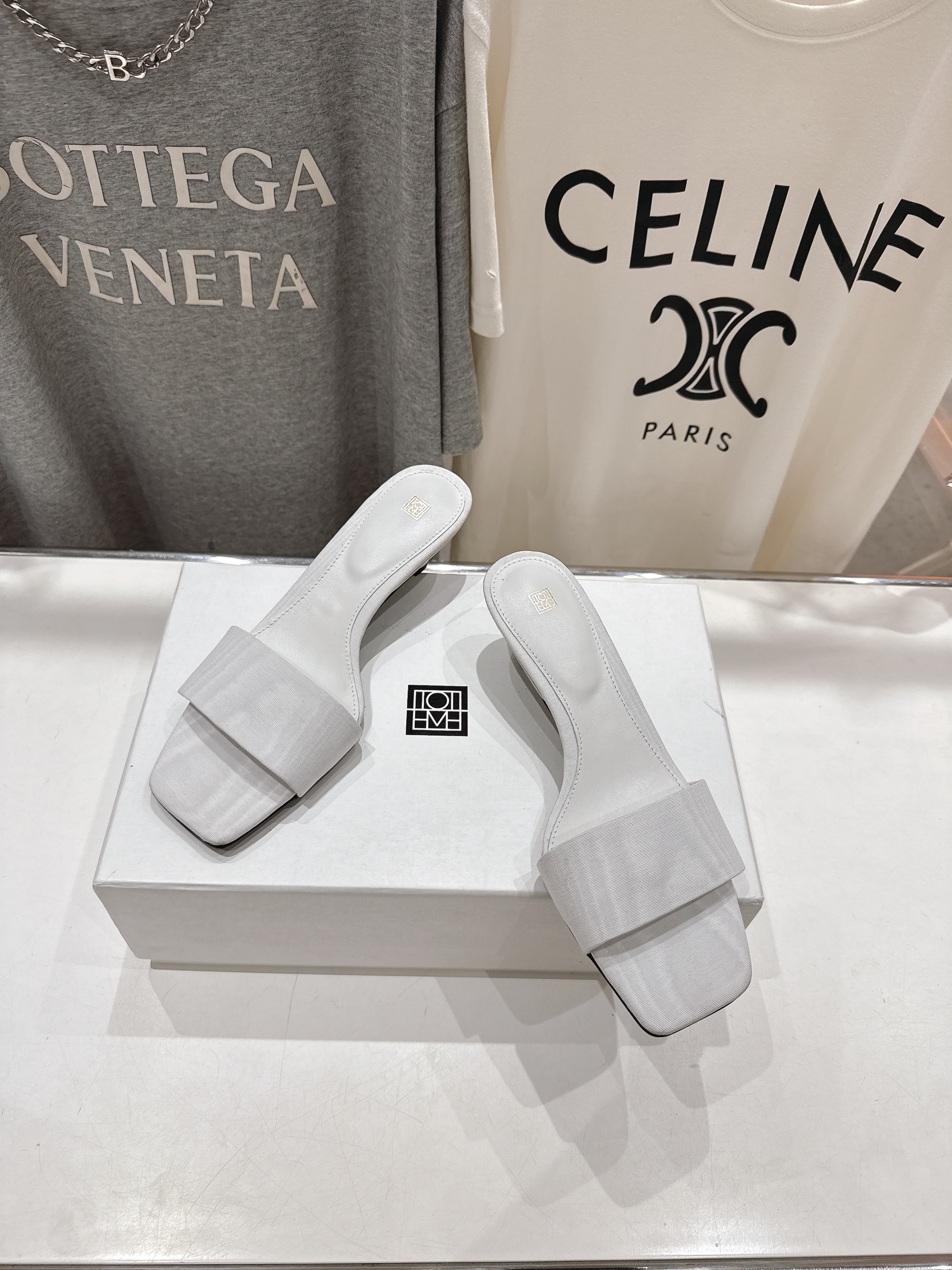 高版本出厂
 小众潮物❤️Toteme 2025ss新款小高跟拖鞋！正品购入打版开发.#.版型绝美～
不