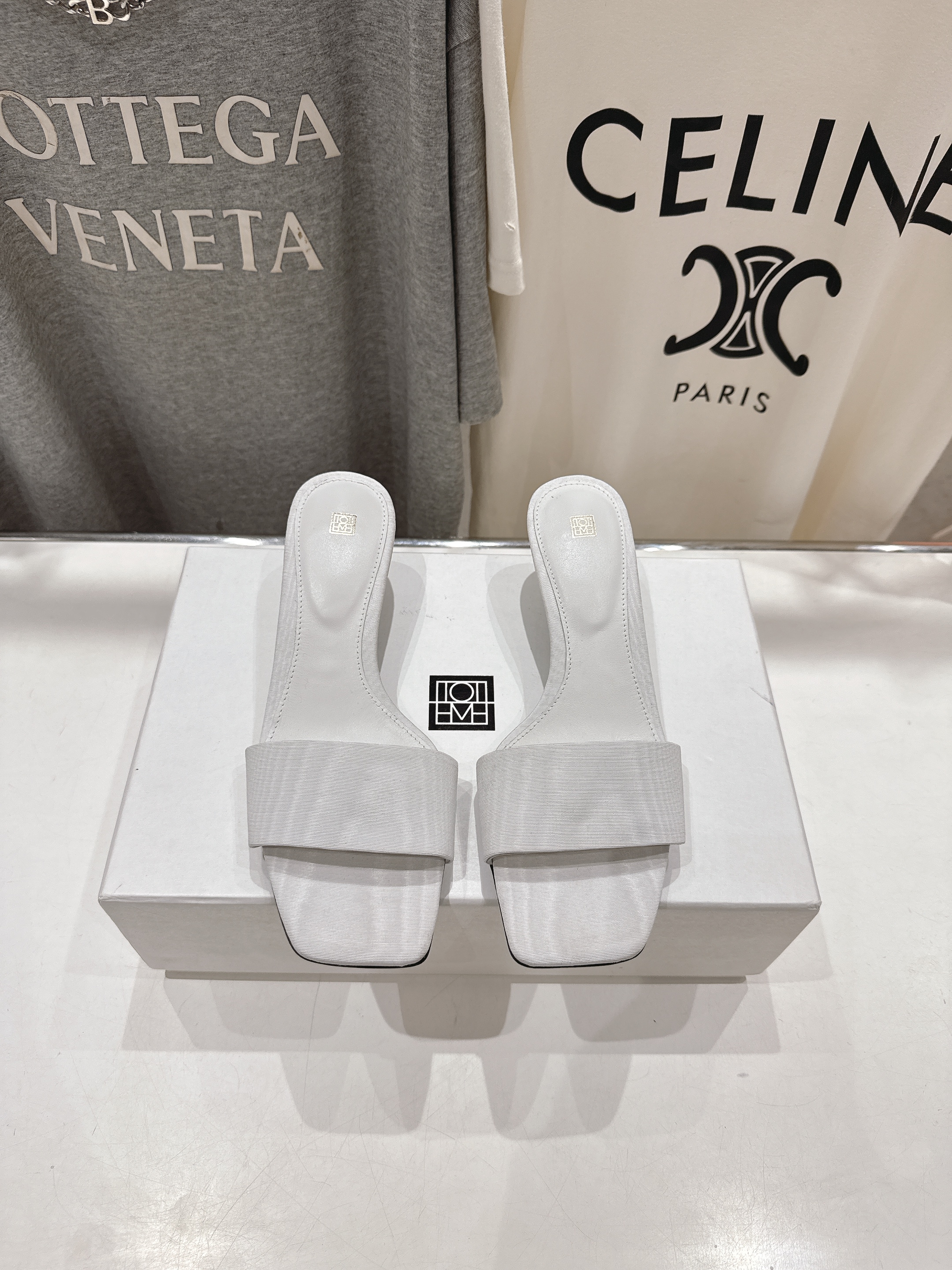 高版本出厂
 小众潮物❤️Toteme 2025ss新款小高跟拖鞋！正品购入打版开发.#.版型绝美～
不