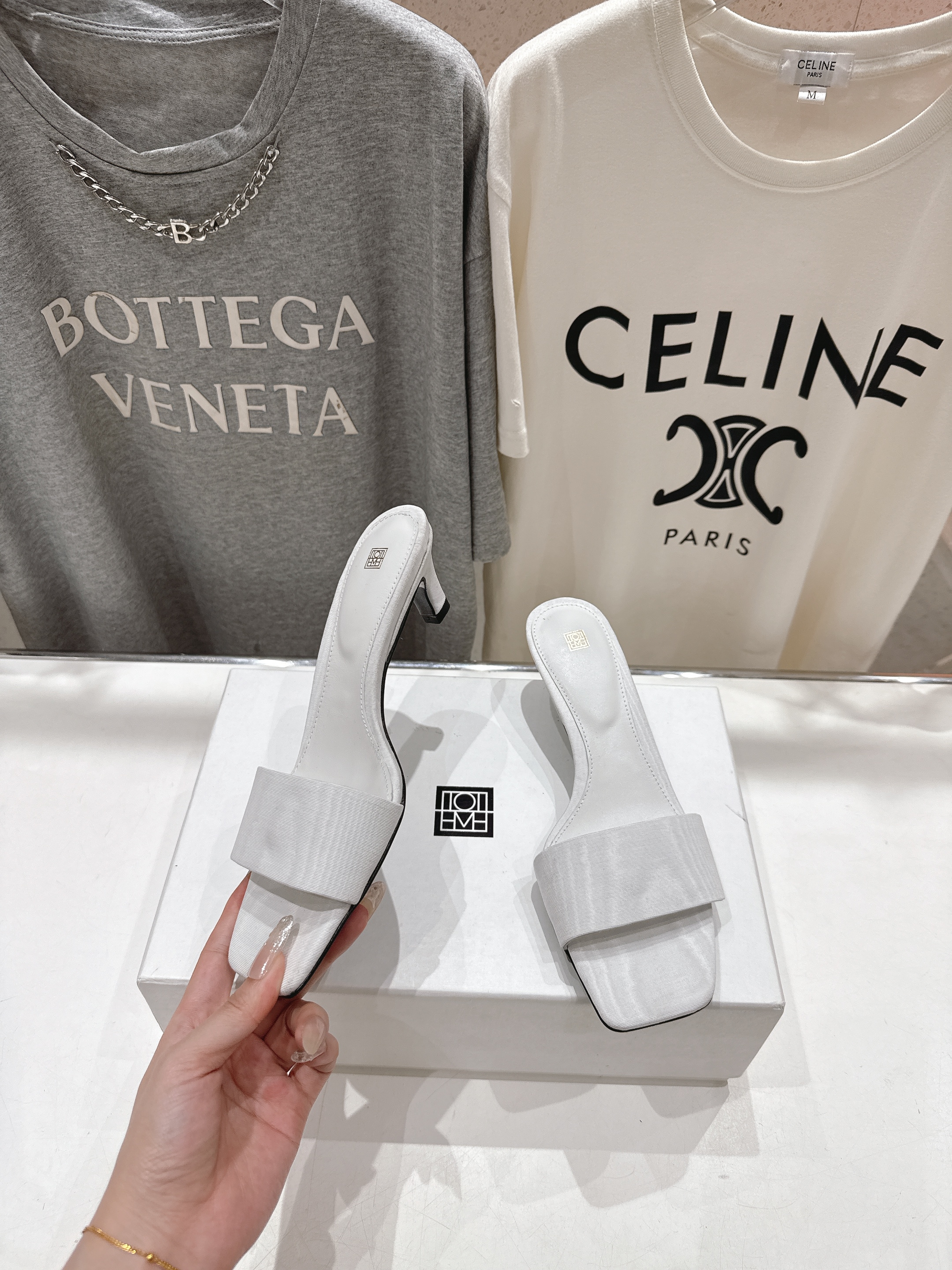 高版本出厂
 小众潮物❤️Toteme 2025ss新款小高跟拖鞋！正品购入打版开发.#.版型绝美～
不