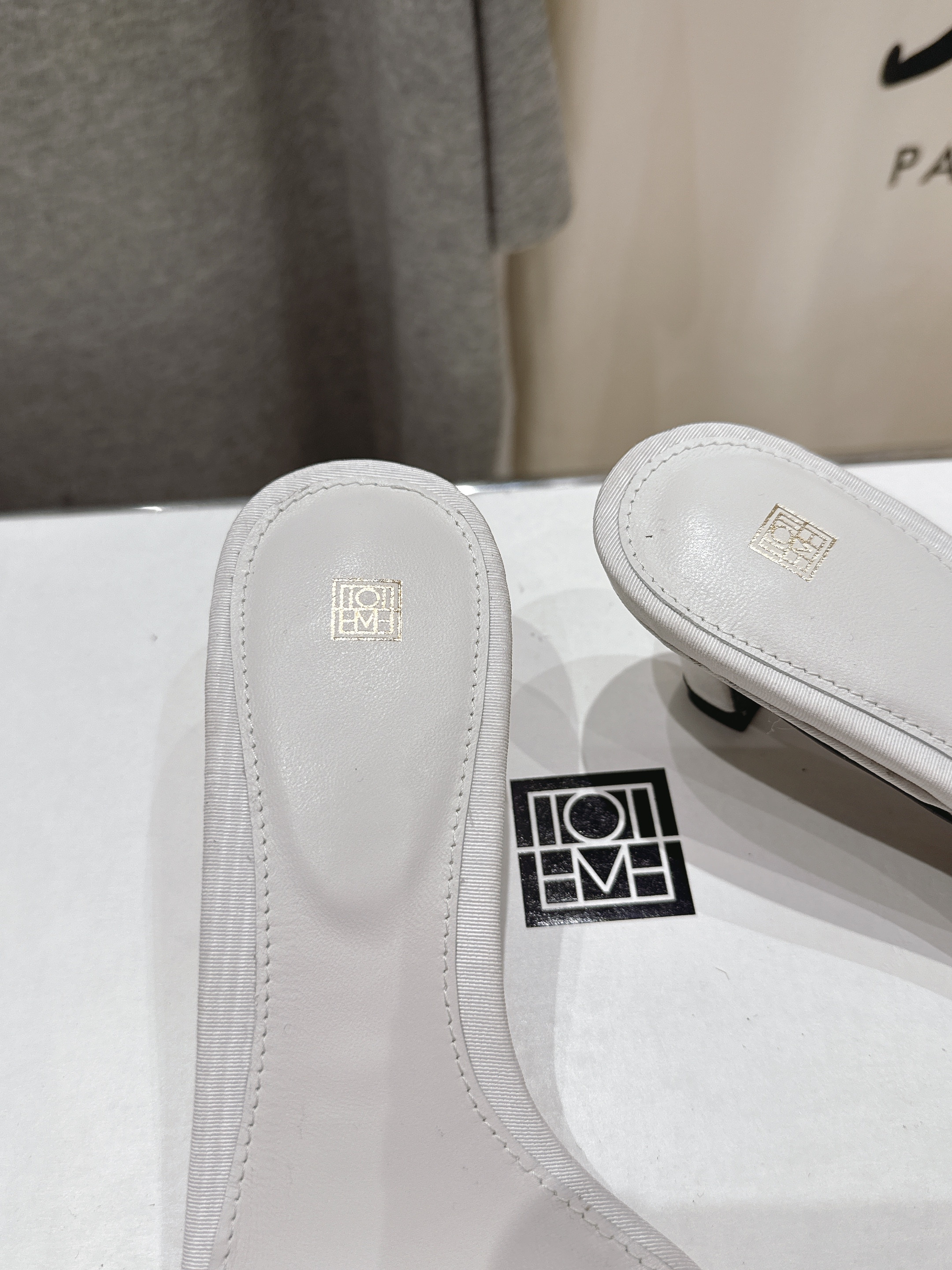 高版本出厂
 小众潮物❤️Toteme 2025ss新款小高跟拖鞋！正品购入打版开发.#.版型绝美～
不