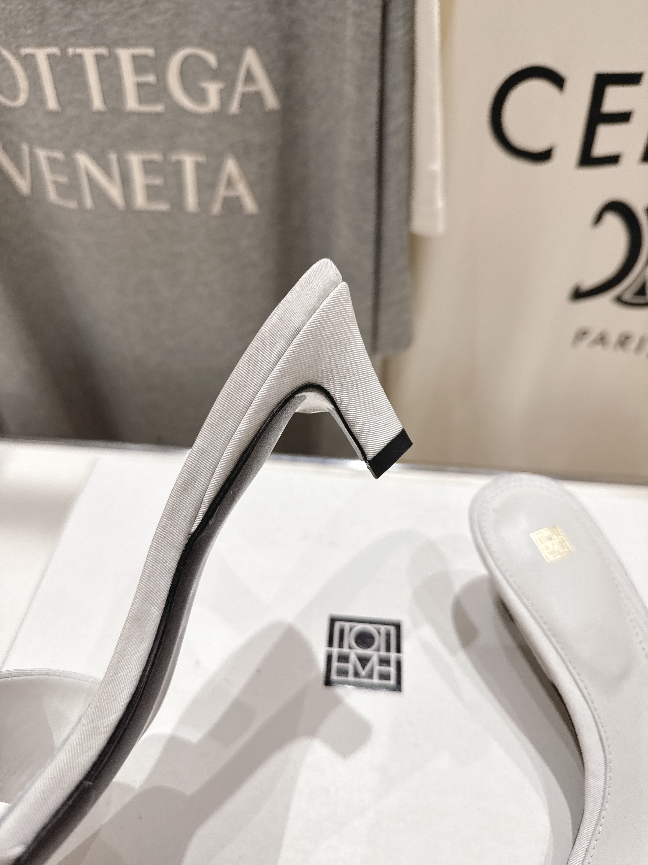 高版本出厂
 小众潮物❤️Toteme 2025ss新款小高跟拖鞋！正品购入打版开发.#.版型绝美～
不