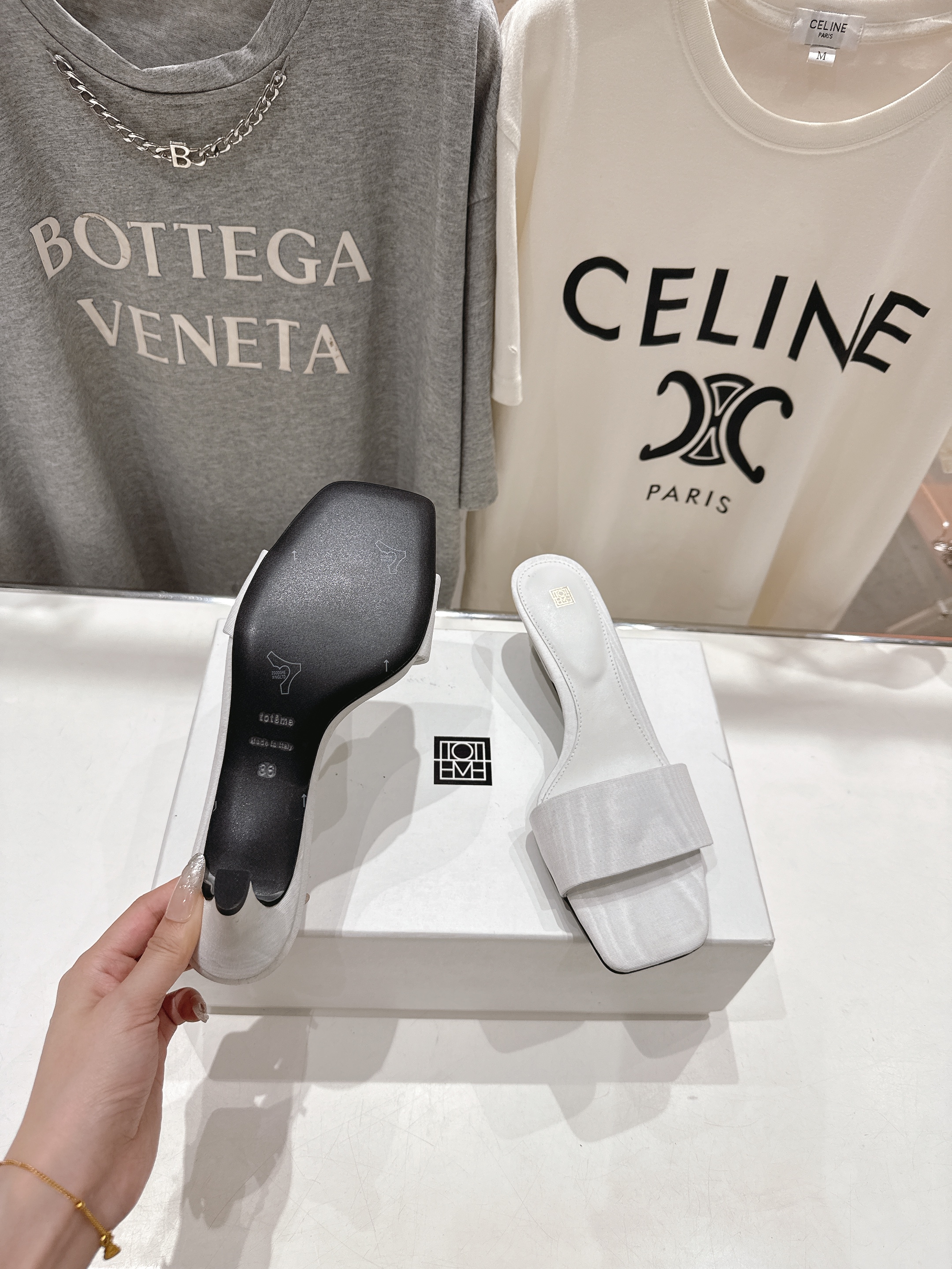 高版本出厂
 小众潮物❤️Toteme 2025ss新款小高跟拖鞋！正品购入打版开发.#.版型绝美～
不