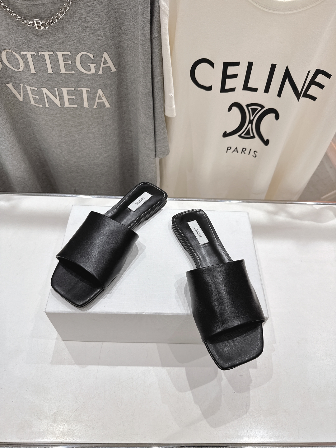 高版本出厂
 小众潮物❤️Toteme 2025ss新款平底拖鞋！正品购入打版开发.#.版型绝美～
不挑