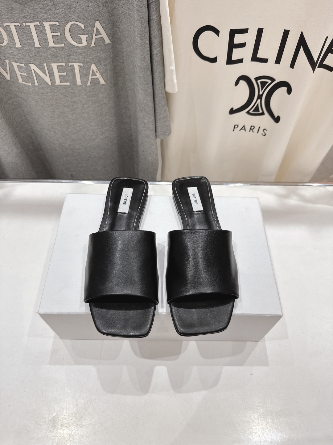高版本出厂
 小众潮物❤️Toteme 2025ss新款平底拖鞋！正品购入打版开发.#.版型绝美～
不挑