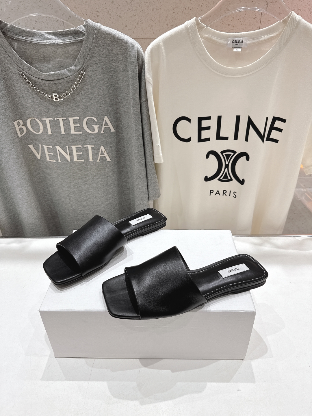 高版本出厂
 小众潮物❤️Toteme 2025ss新款平底拖鞋！正品购入打版开发.#.版型绝美～
不挑