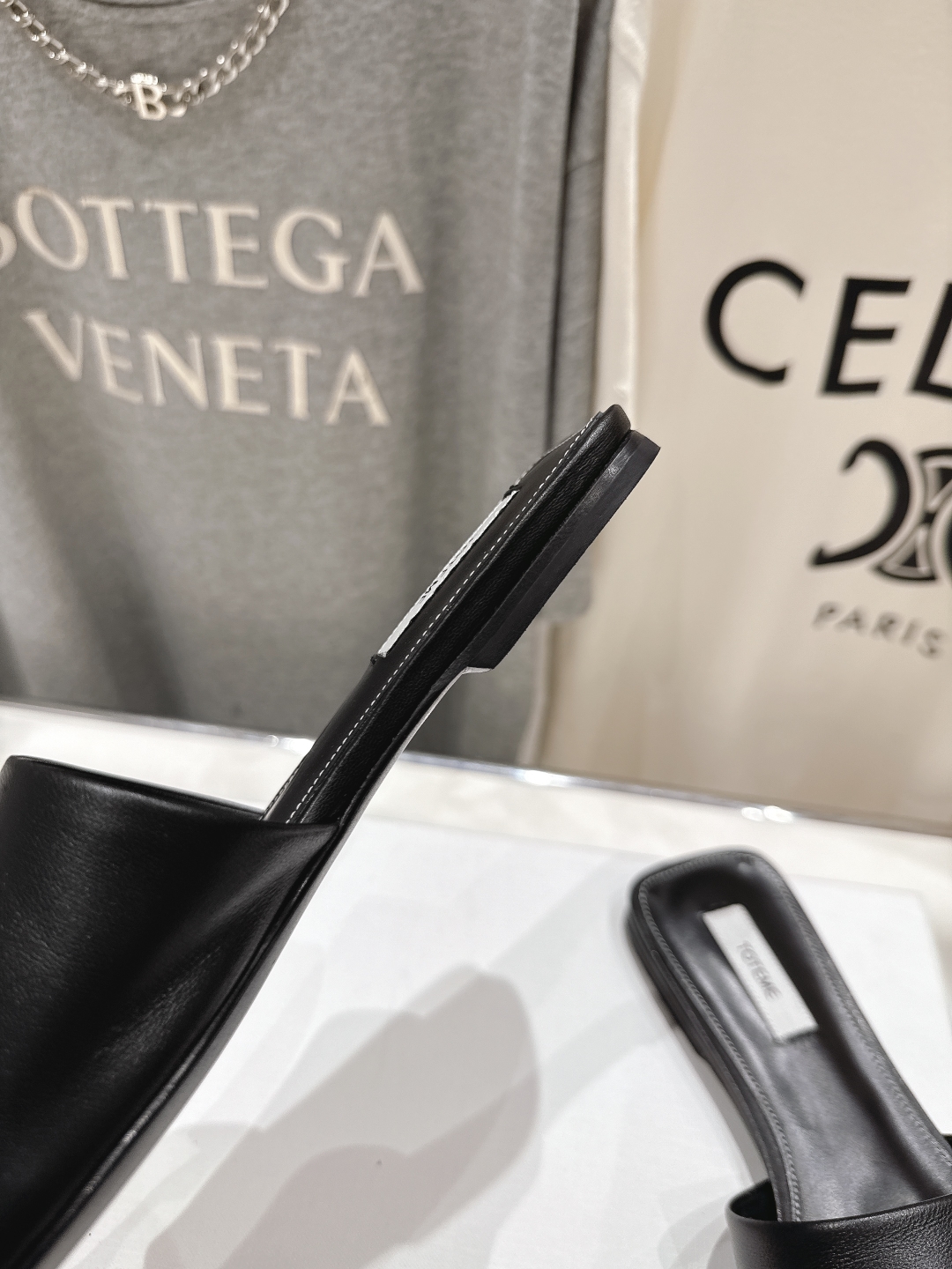 高版本出厂
 小众潮物❤️Toteme 2025ss新款平底拖鞋！正品购入打版开发.#.版型绝美～
不挑