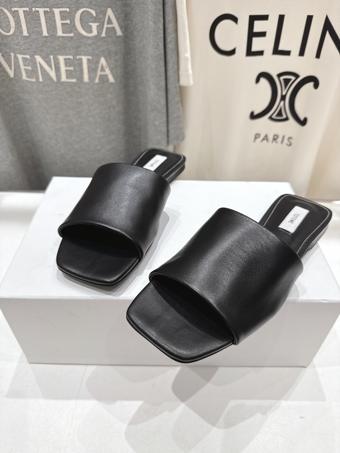 高版本出厂
 小众潮物❤️Toteme 2025ss新款平底拖鞋！正品购入打版开发.#.版型绝美～
不挑