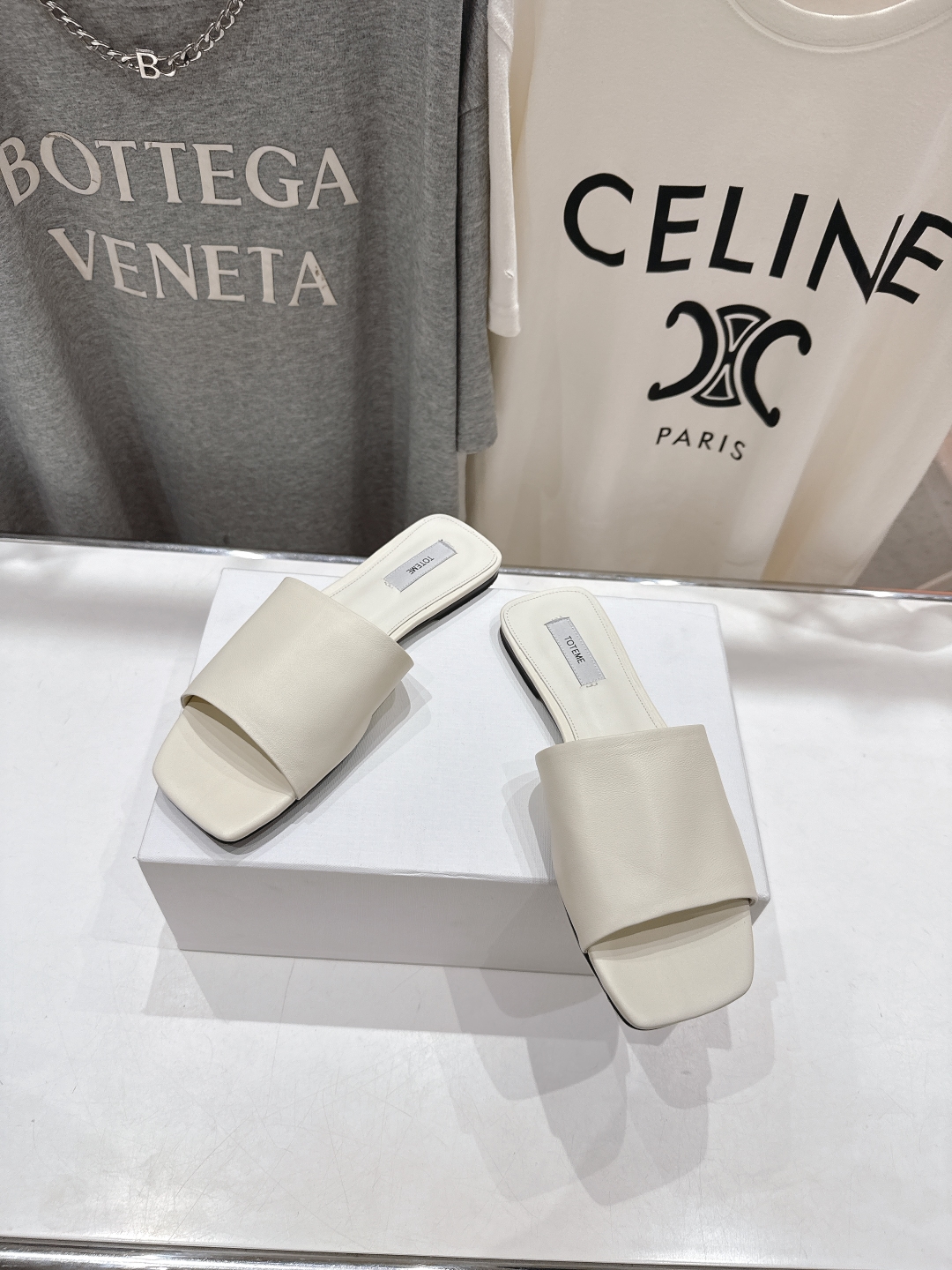 高版本出厂
 小众潮物❤️Toteme 2025ss新款平底拖鞋！正品购入打版开发.#.版型绝美～
不挑